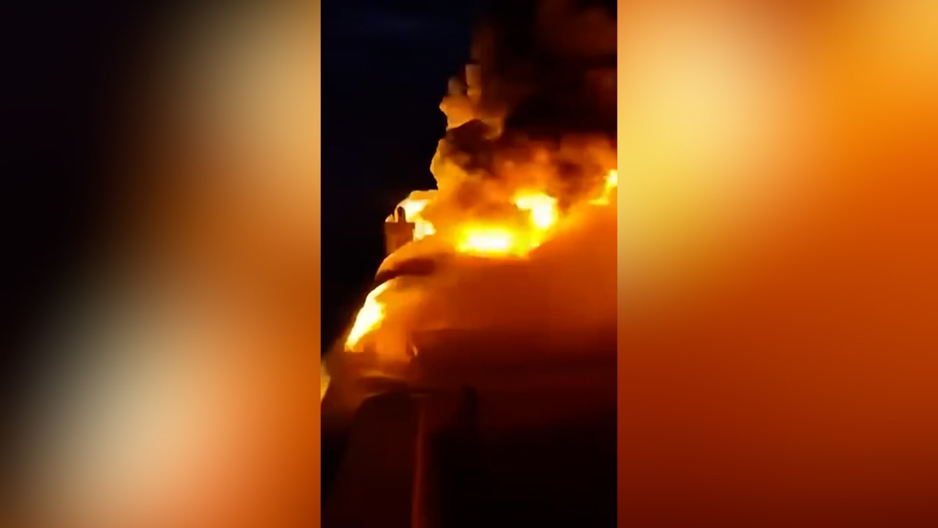 شاهد.. حريق هائل يلتهم عبّارة سياحية قبالة الفلبين وعشرات المفقودين