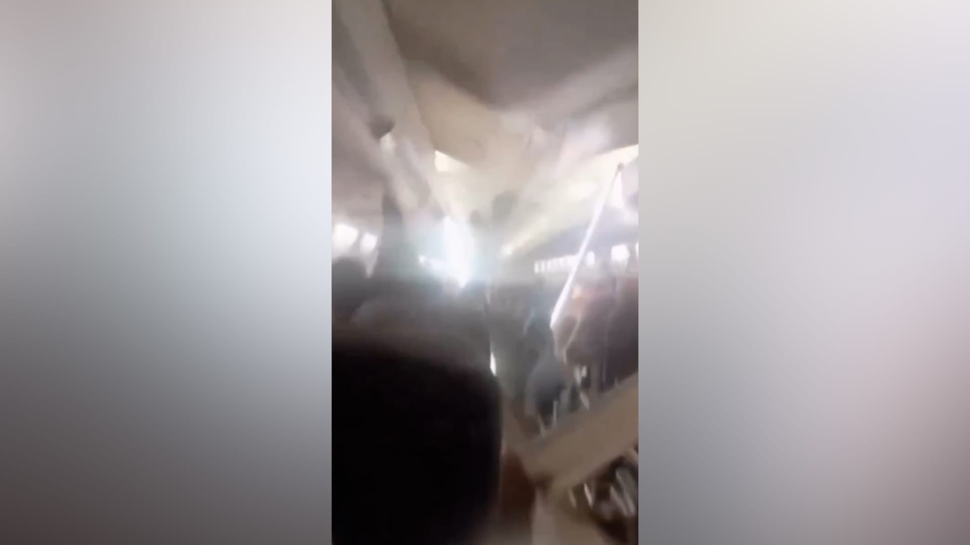 إيران.. مشهد مرعب لاهتزاز طائرة بعنف قبل انهيار جزء من سقفها