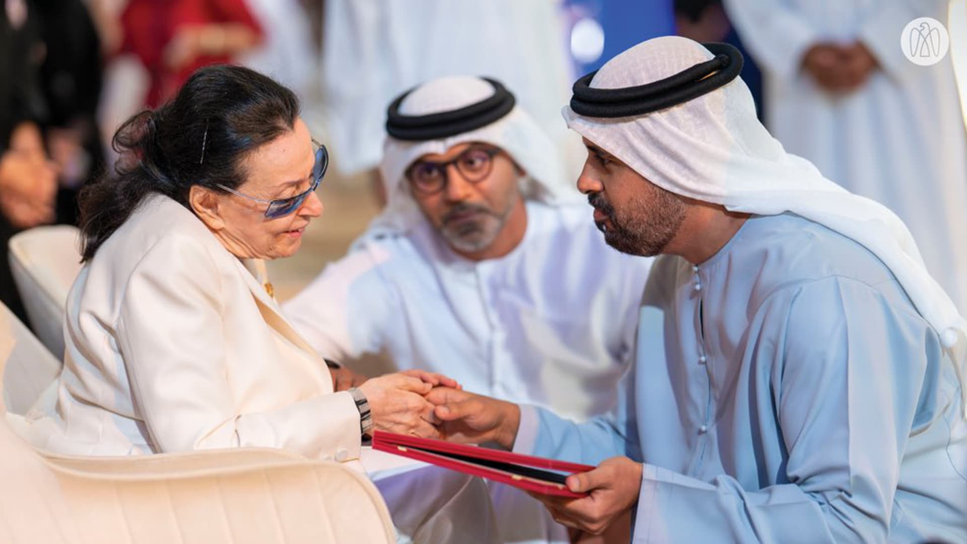 تكريم الفنانة نجاة الصغيرة بجائزة شخصية العام الثقافية في أبوظبي