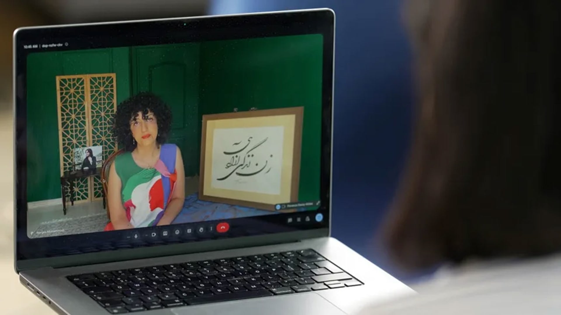 الإيرانية الحائزة على جائزة نوبل للسلام تروي لـCNN تفاصيل الانتهاكات بالسجون