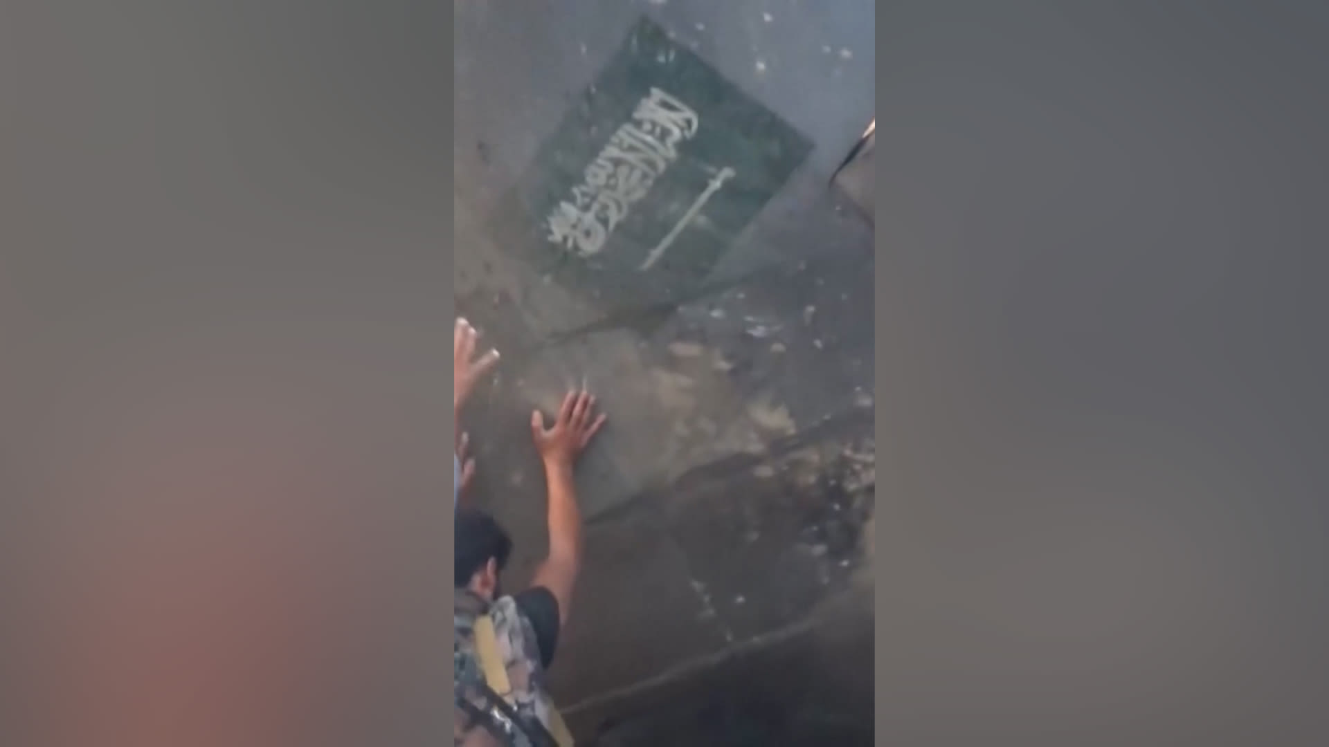 فيديو يظهر ما يزعم الحوثيون أنها طائرة سعودية من طراز إف