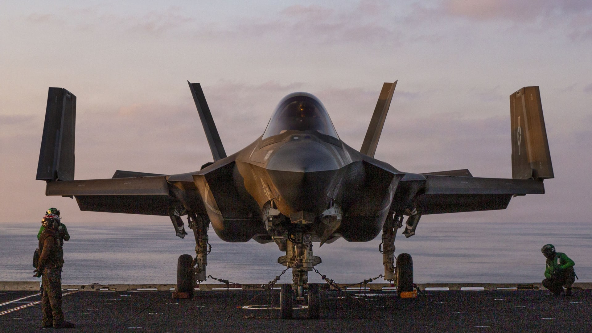 إدارة ترامب توافق على بيع مقاتلات F-35 إلى السعودية.. لماذا تثير الصفقة الجدل؟