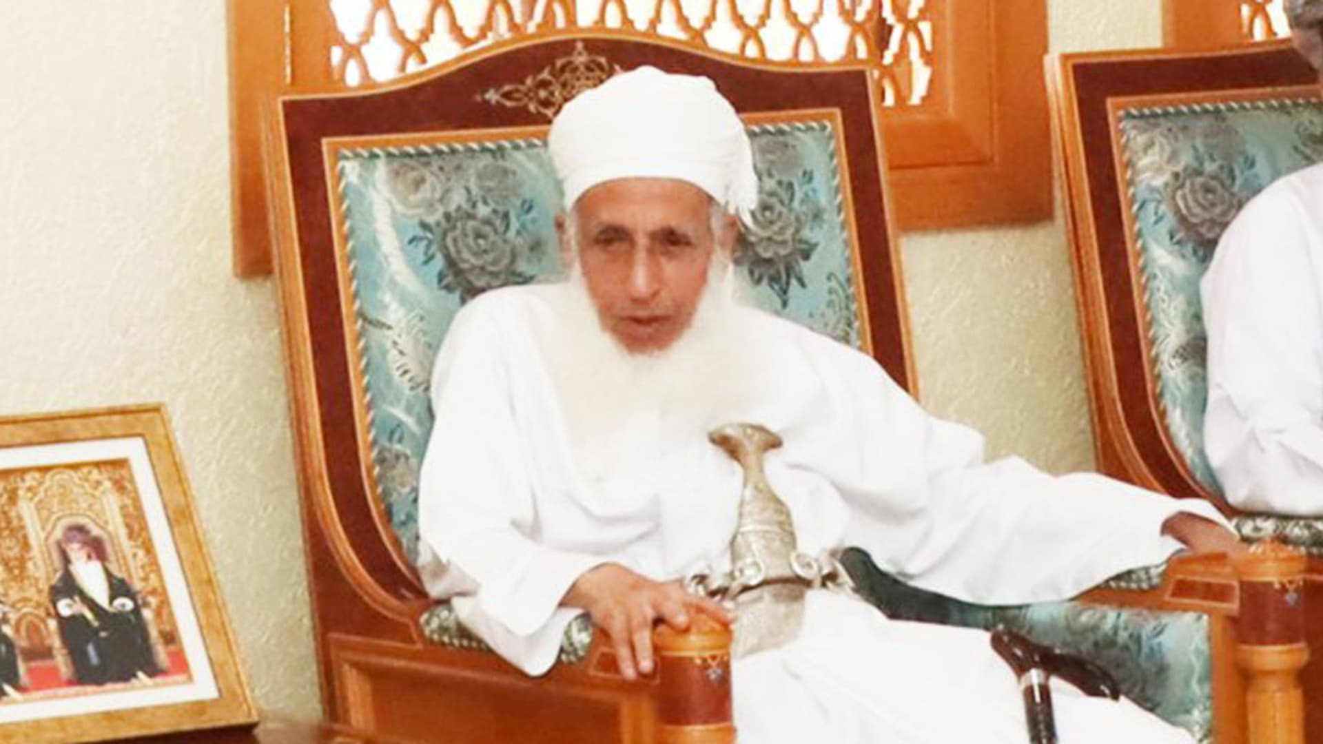 ردا على مفتي عُمان.. وزارة الأوقاف باليمن تعدد 3 نقاط وتذكر بإعلان "استهداف" مكة