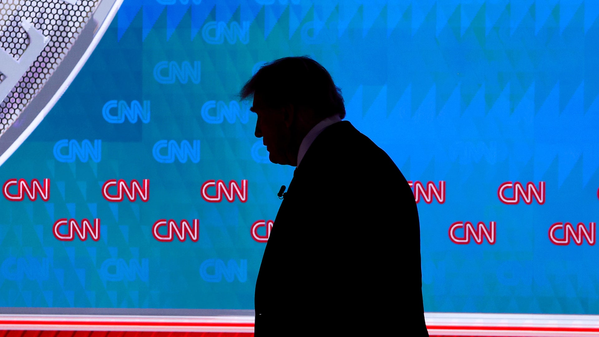 تضامنًا مع CNN.. شبكات تلفزيونية ترفض إرسال طاقم التغطية المشتركة لترامب