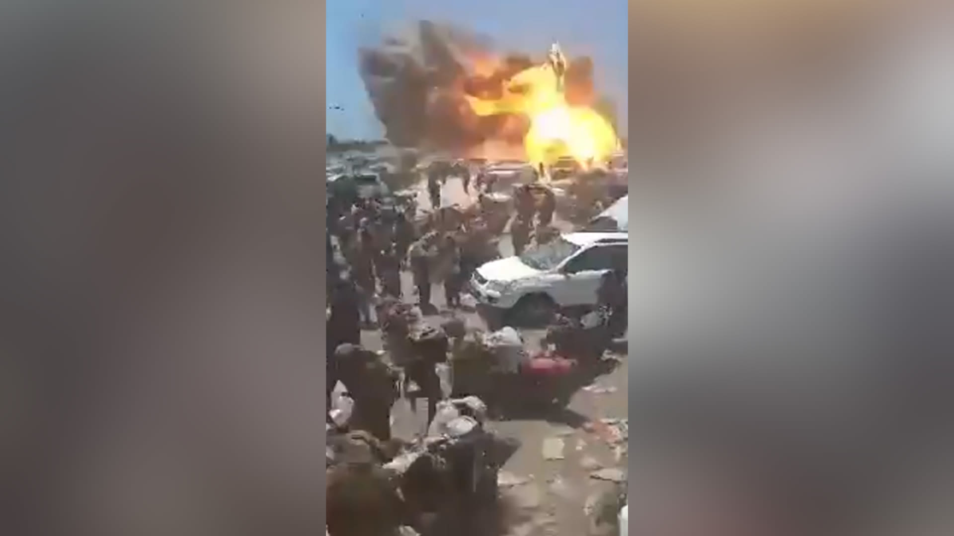 شاهد.. استراحة على الطريق في اليمن تتعرض لضربة جوية ضخمة
