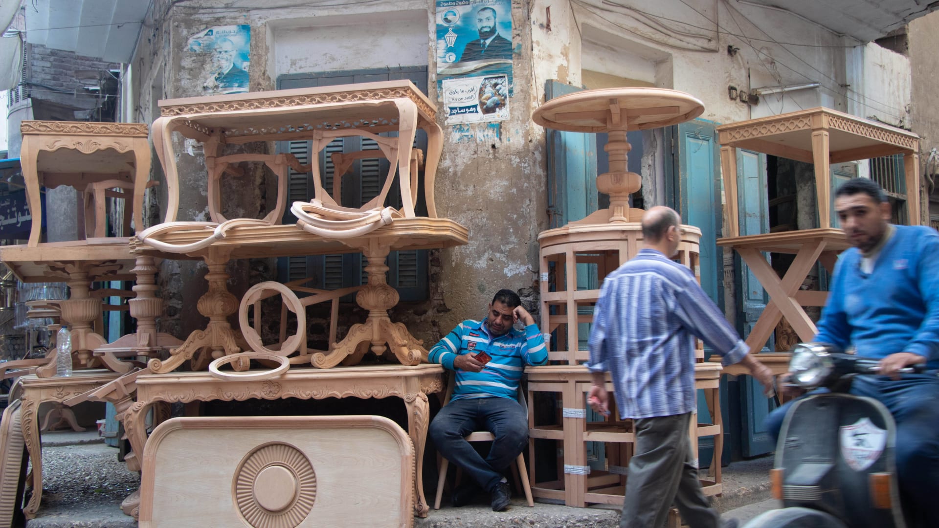 "مدينة الأثاث" في مصر..مصوّرة توثق حرفة تصنع بيوت المقبلين على الزواج