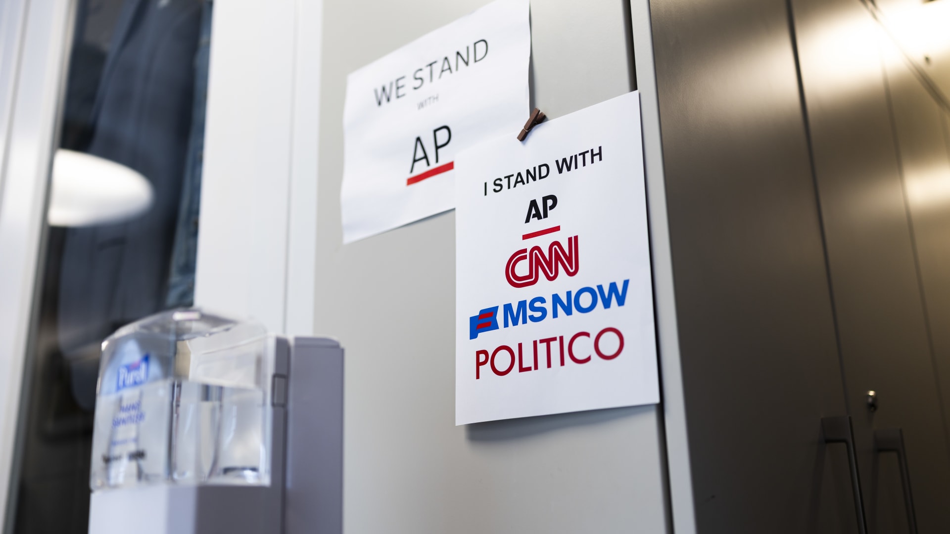 رغم أمر قضائي بإعادة تصاريحهم.. منع بعض موظفي CNN من دخول البيت الأبيض