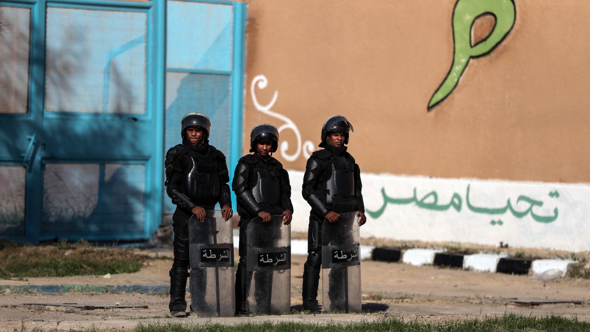 مصر.. الداخلية ترد على منشور بإضراب نزلاء سجن عن الطعام
