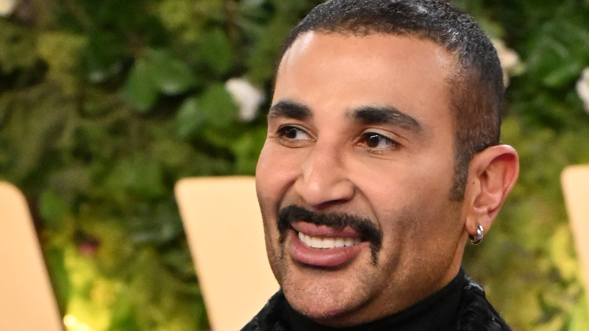 "سيبوا عائلتي في حالها".. أحمد سعد يؤكد متانة علاقته بزوجته
