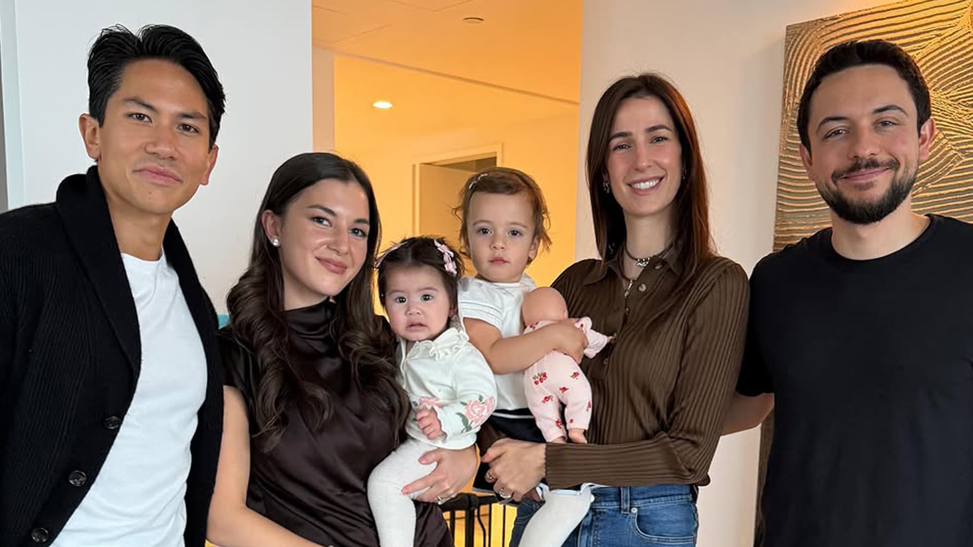 "مع الصديقين العزيزين".. ولي عهد الأردن والأميرة رجوة يلتقيان بالأمير عبدالمتين وزوجته في نيويورك