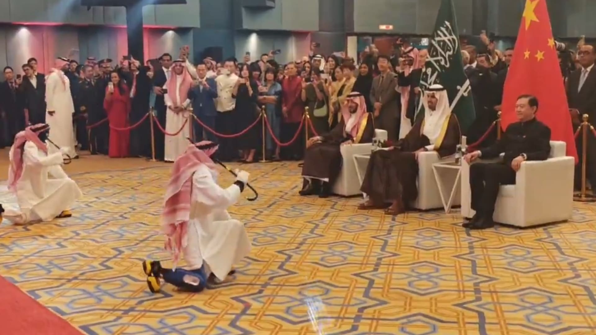 روبوتات صينية تؤدي رقصة سعودية خلال حفل بالرياض