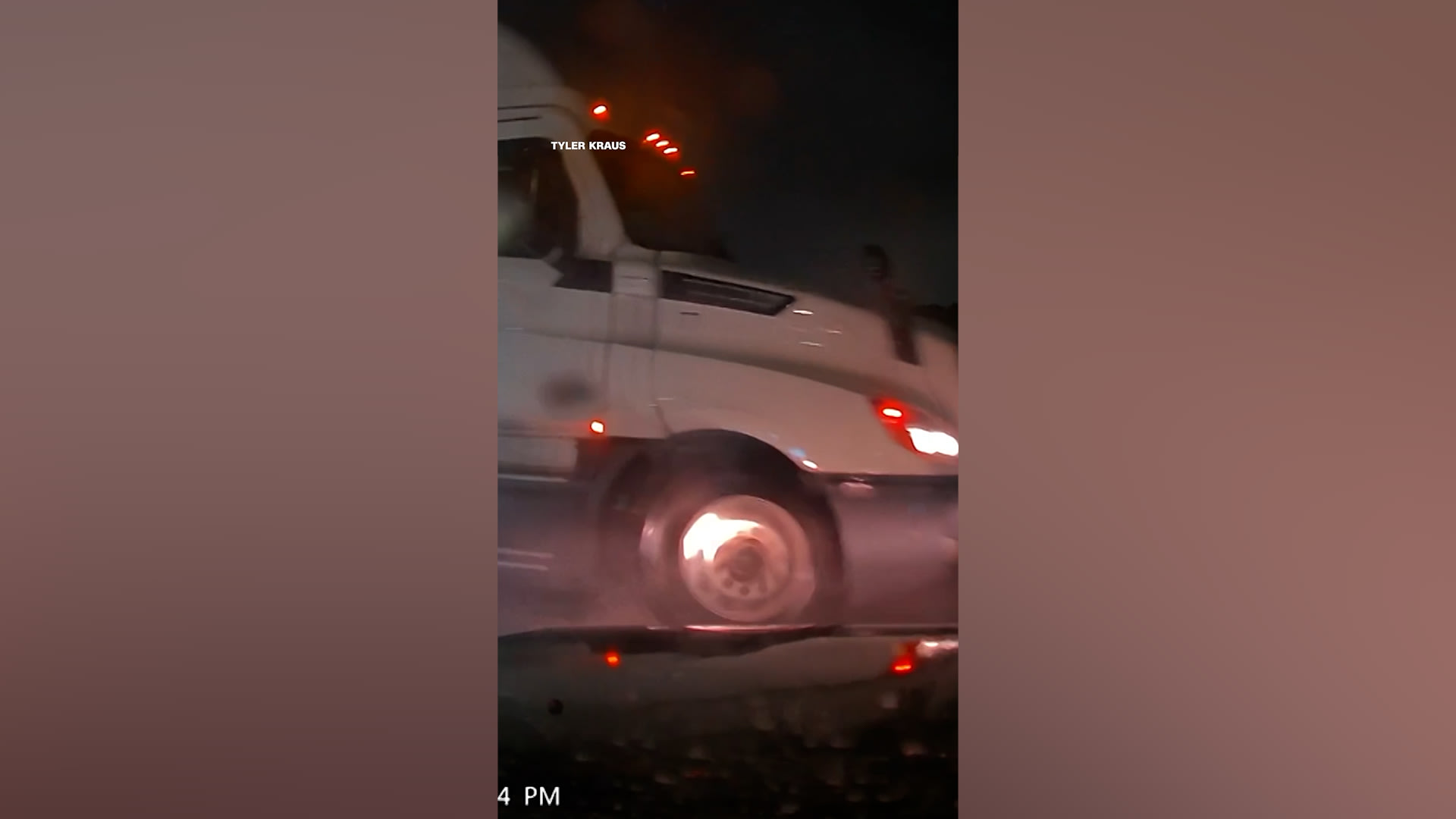 شاهد.. شاحنة تظهر فجأة وسط الأمطار وسائق يتفادى كارثة بأعجوبة