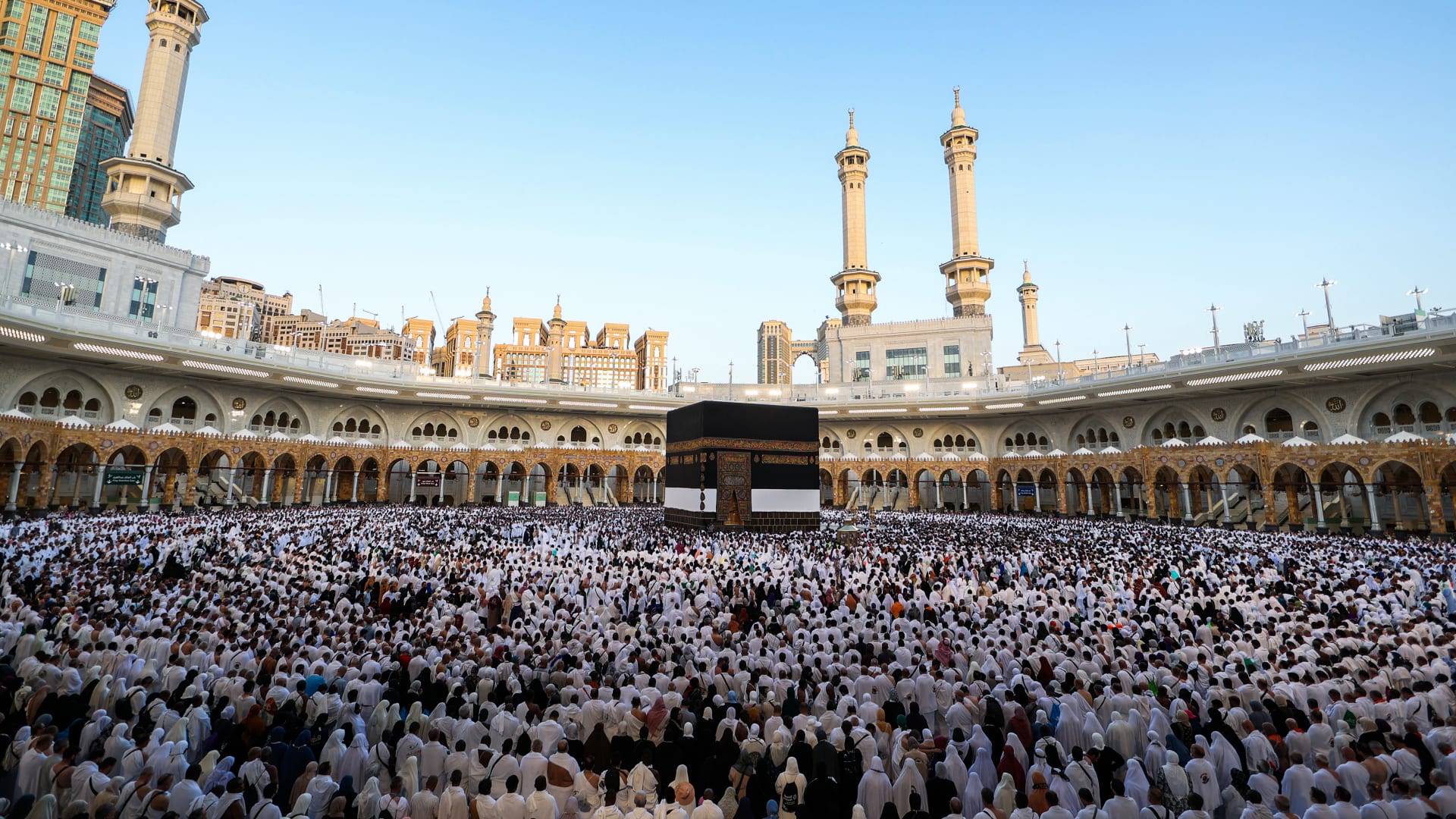 السعودية.. إلقاء القبض على شخص في مكة أثار الهلع بين المارة.. والأمن يؤكد: لا صحة للمعلومات المتداولة