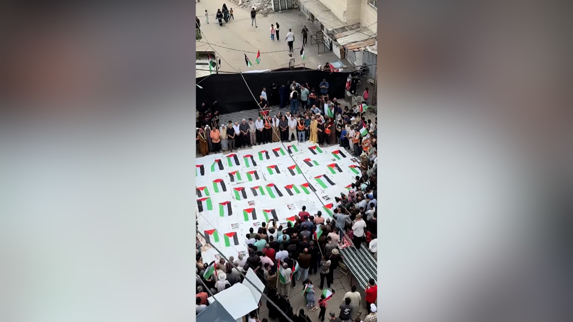 فلسطينيون يقيمون جنازة جماعية بعد العثور على رفات تحت أنقاض غزة