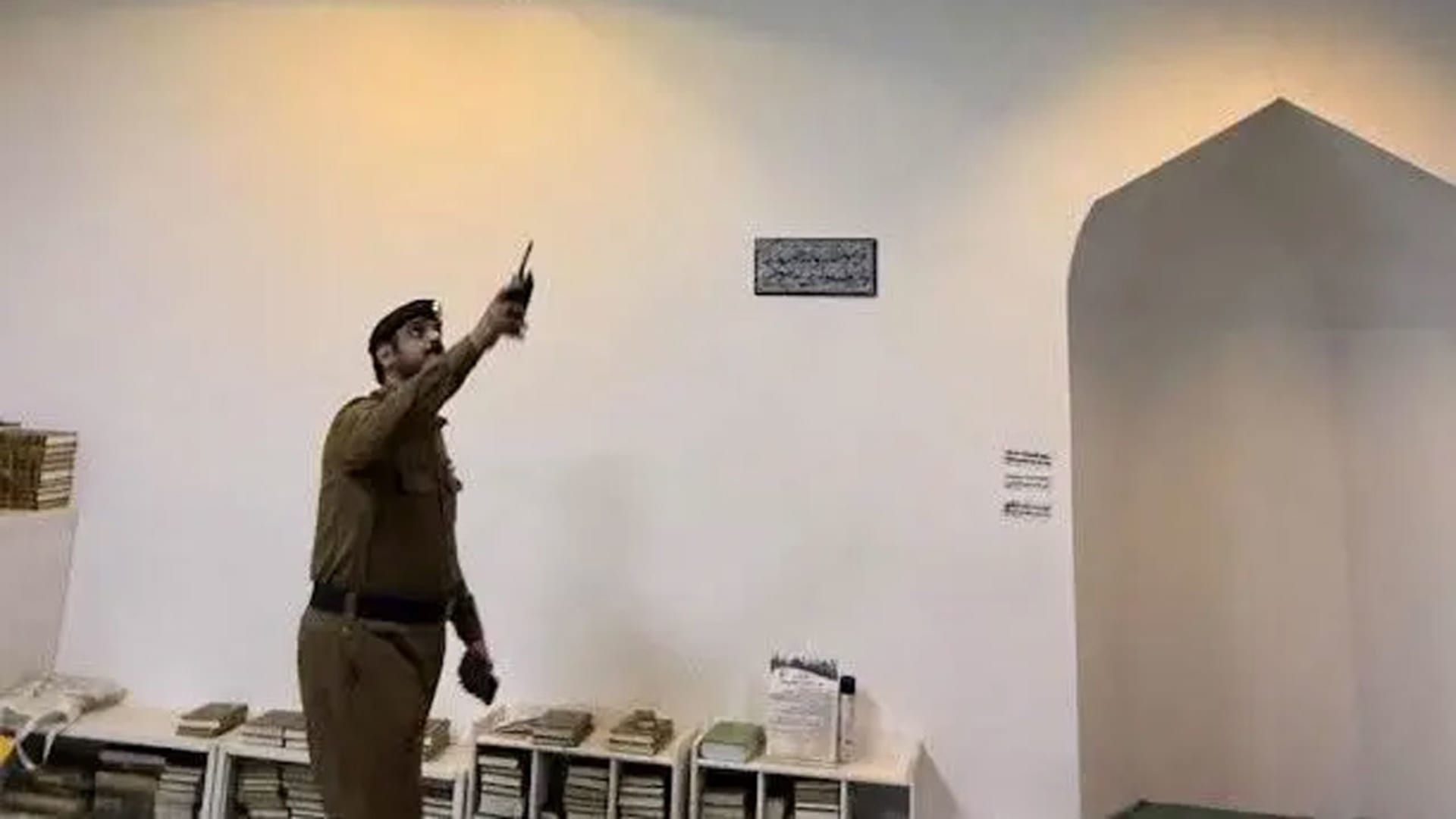 السعودية تنشر صورا من موقع سقوط شظايا صاروخ معترض تسبب بإصابة مقيم