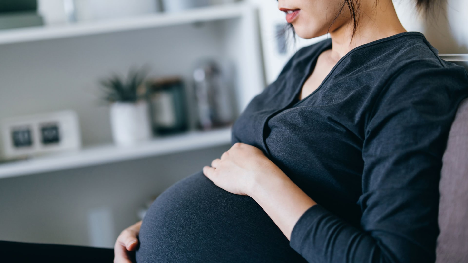 أعراض الإباضة لدى المرأة..كيف تعزز النساء من فرص الإنجاب؟