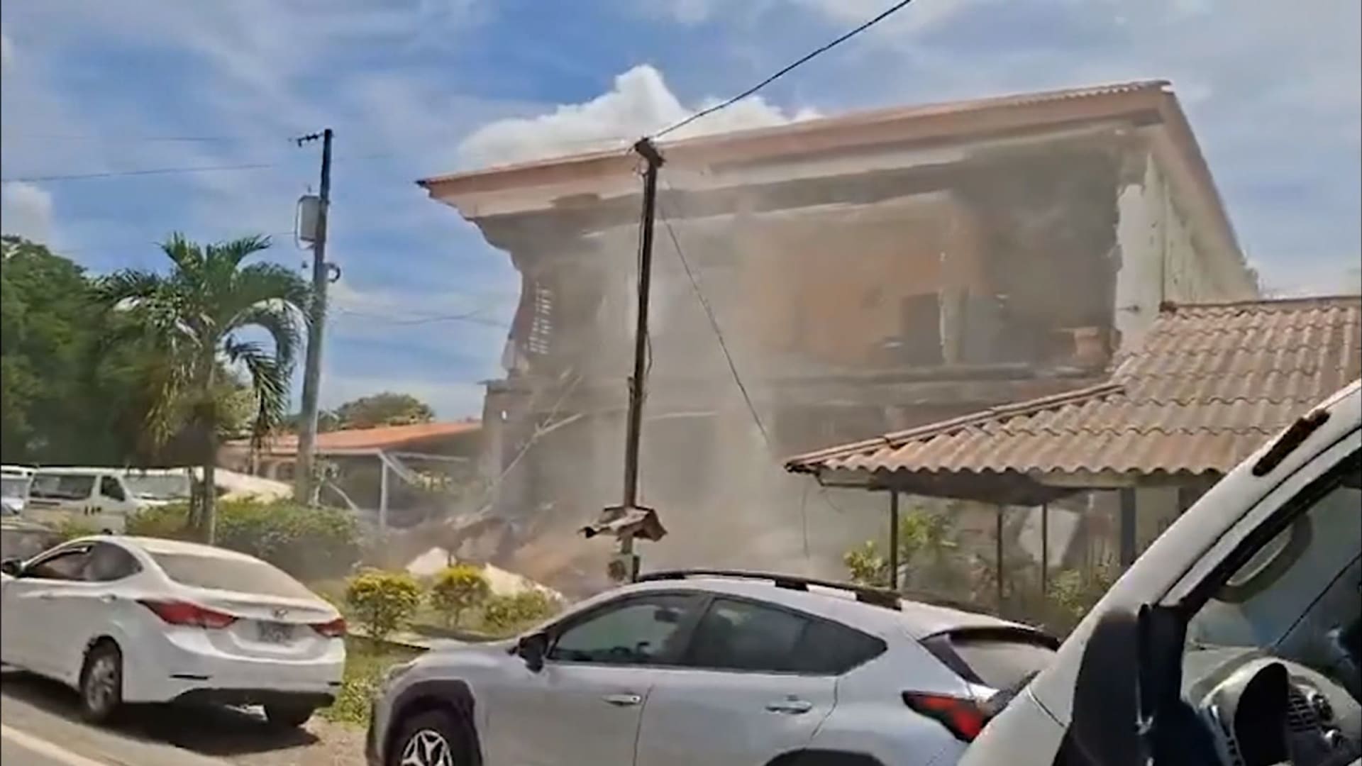 فيديو يُظهر اندفاع الناس إلى الشوارع عقب وقوع زلزال بقوة 7.7 درجات في بنما