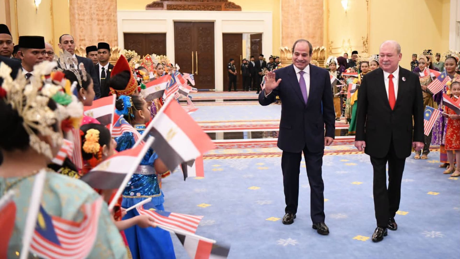خلال أول زيارة.. ملك ماليزيا يهدي السيسي "وسام تاج الدولة الأسمى"
