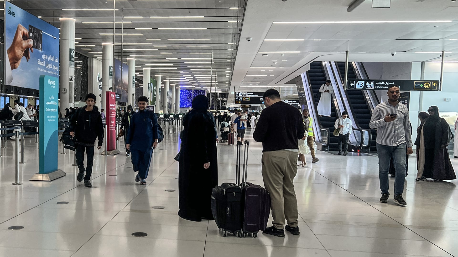 أمريكا تعلق بعد مقتل أحد مواطنيها في الهجوم على مطار الملك خالد في السعودية