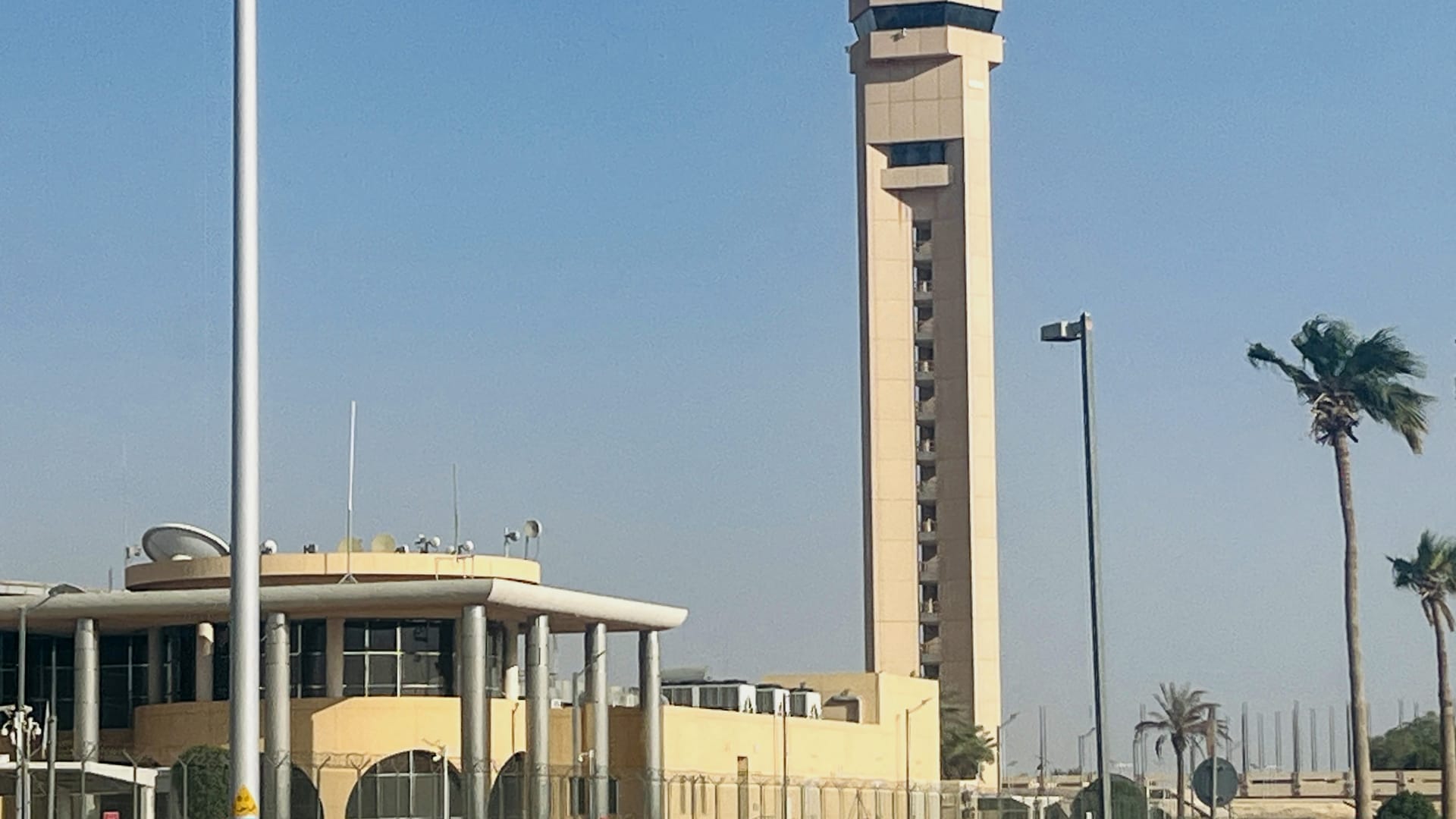 "إخوان في السراء والضراء".. مسؤول إماراتي يحذّر من محاولات زرع الفتنة بين السعوديين والإماراتيين