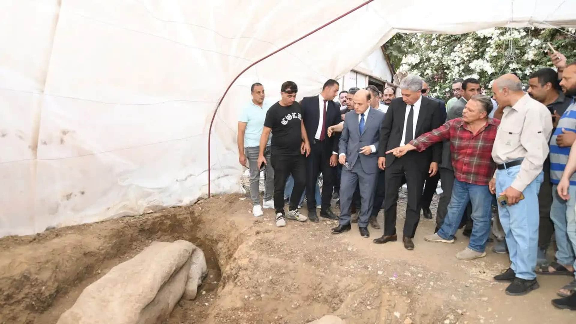مصري يعثر على تمثالين أثريين ضخمين أمام منزله.. أحدهما لرمسيس الثاني ويُكافأ برحلة عمرة