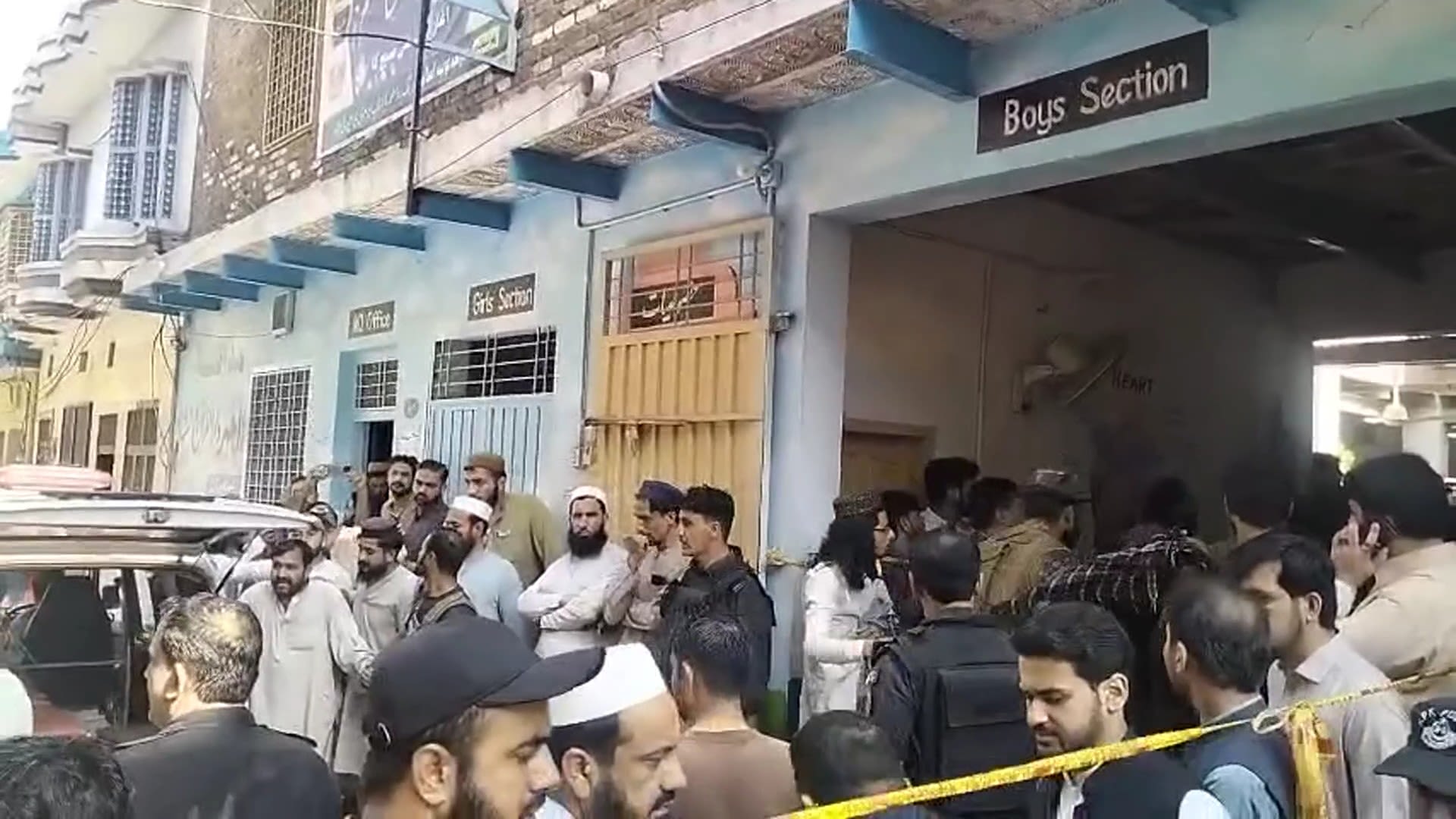 انهيار سقف مدرسة في باكستان يودي بحياة عشرات الأطفال