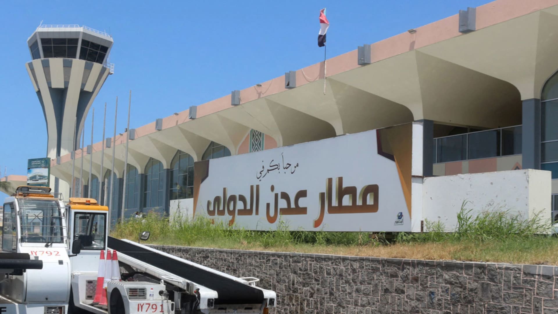 مطار عدن.. طائرة برحلة إلى مصر تنجو من صواريخ الحوثي بأمتار لحظة الهجوم