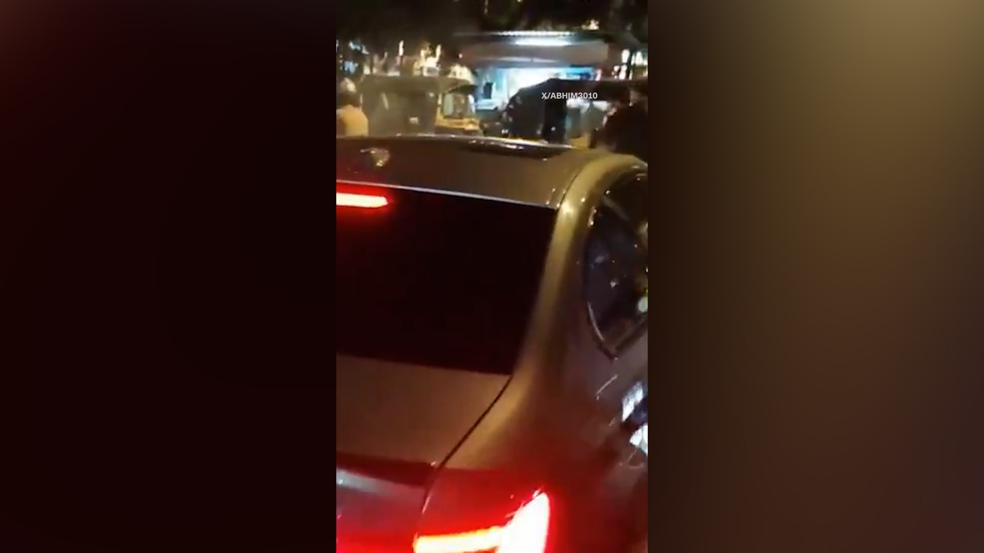 مسلحون مجهولون يطلقون النار على تايغر شروف ممثل بوليوود المشهور وهو يستقل سيارة