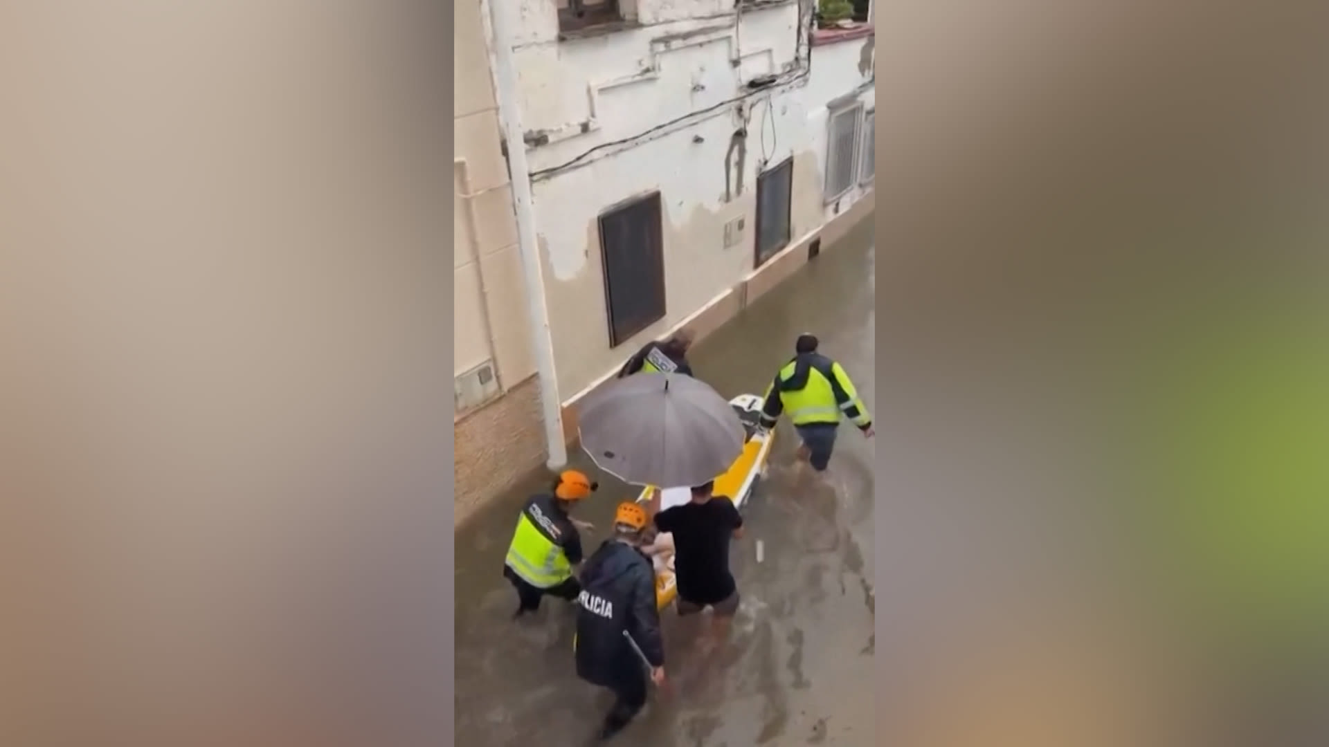 شاهد.. فيضانات مميتة تضرب شرق إسبانيا