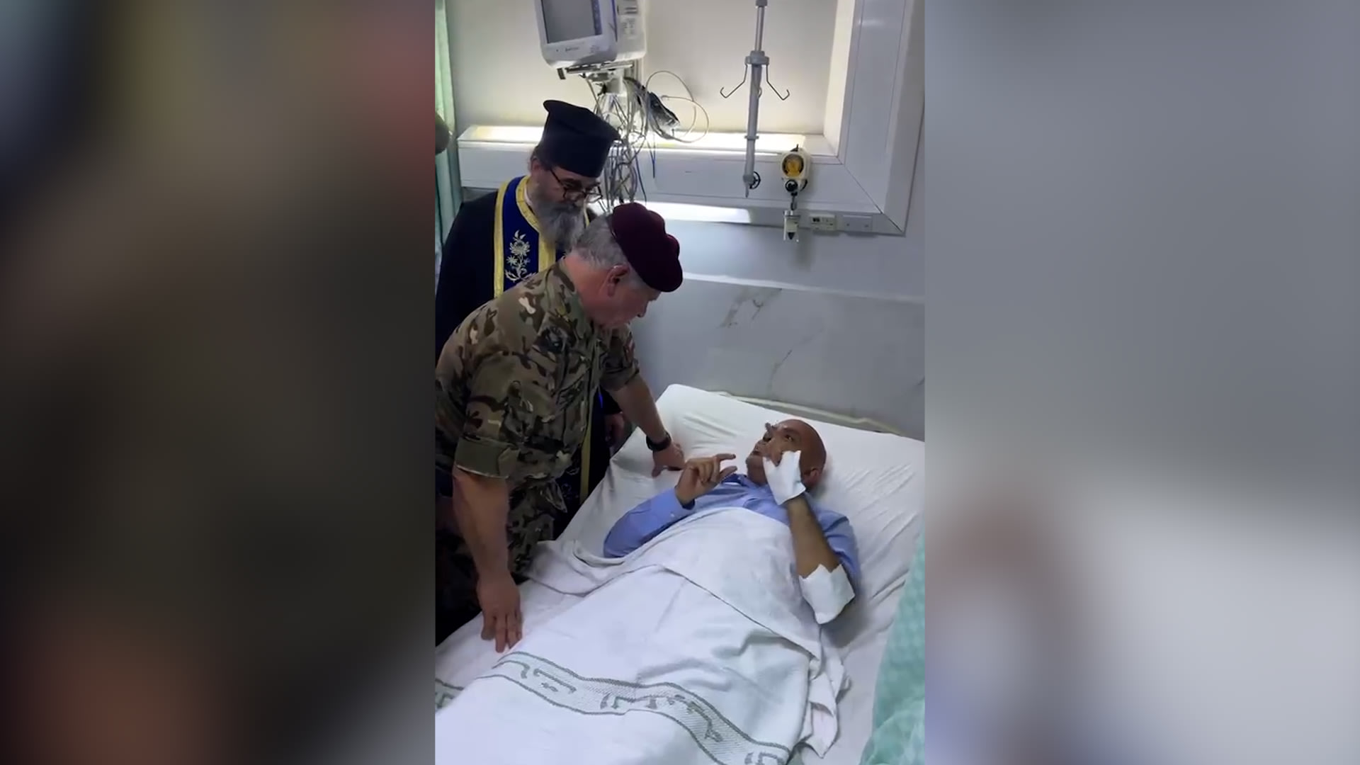 شاهد.. ملك الأردن عبد الله الثاني يزور المصابين في حادثة "هجوم الكرك"