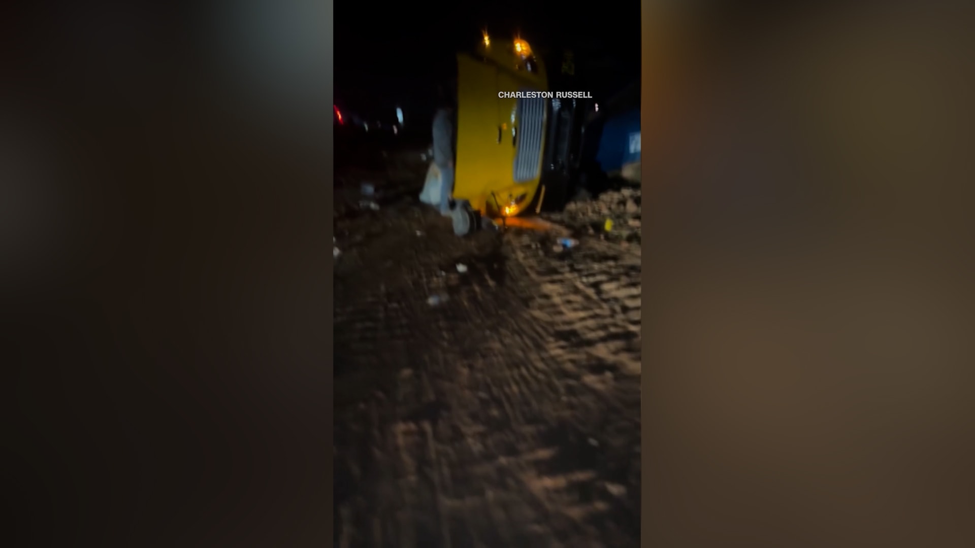 كانت عائدة من مباراة.. انقلاب حافلة تقل فريق كرة قدم لمدرسة ثانوية في أمريكا