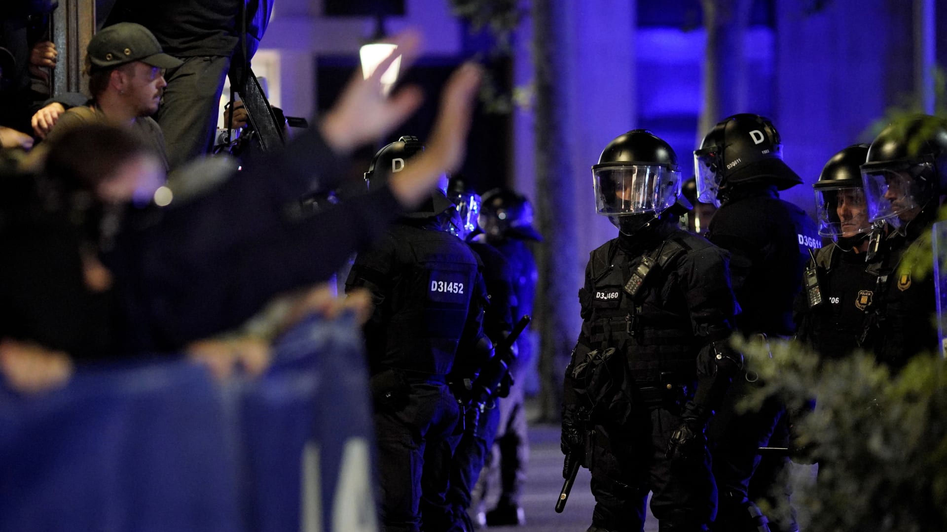 من الاحتجاج إلى النهب والشغب.. اعتقال نحو 100 شخص في برشلونة