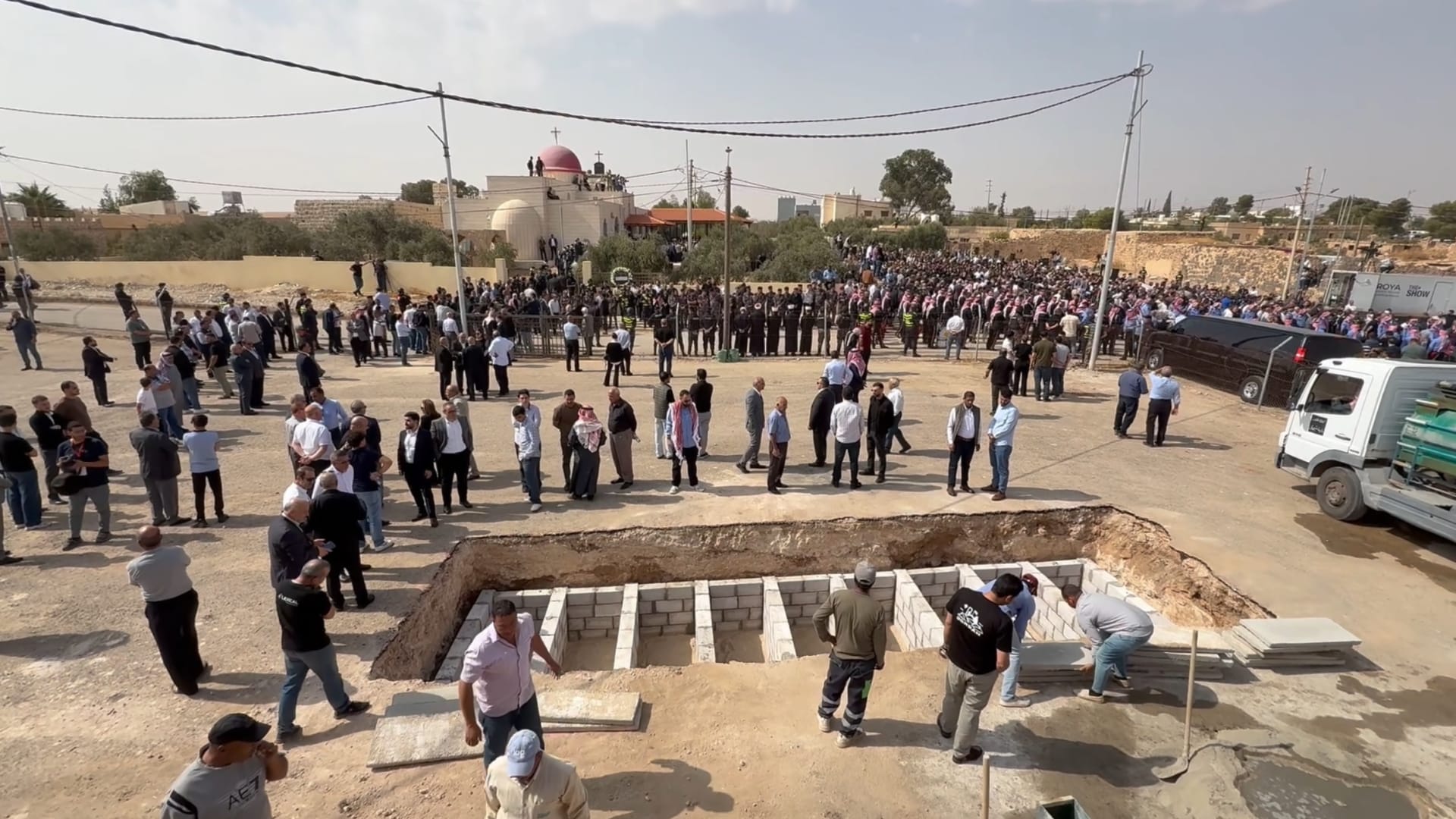 الأردن.. فيديو لساحة دفن ضحايا هجوم الكنيسة في الكرك