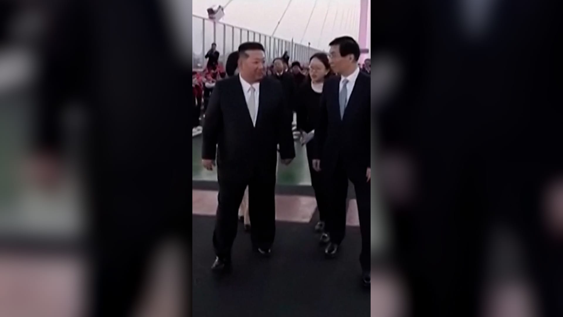شاهد.. كيم جونغ أون يعبر جسراً جديداً يربط بين كوريا الشمالية والصين