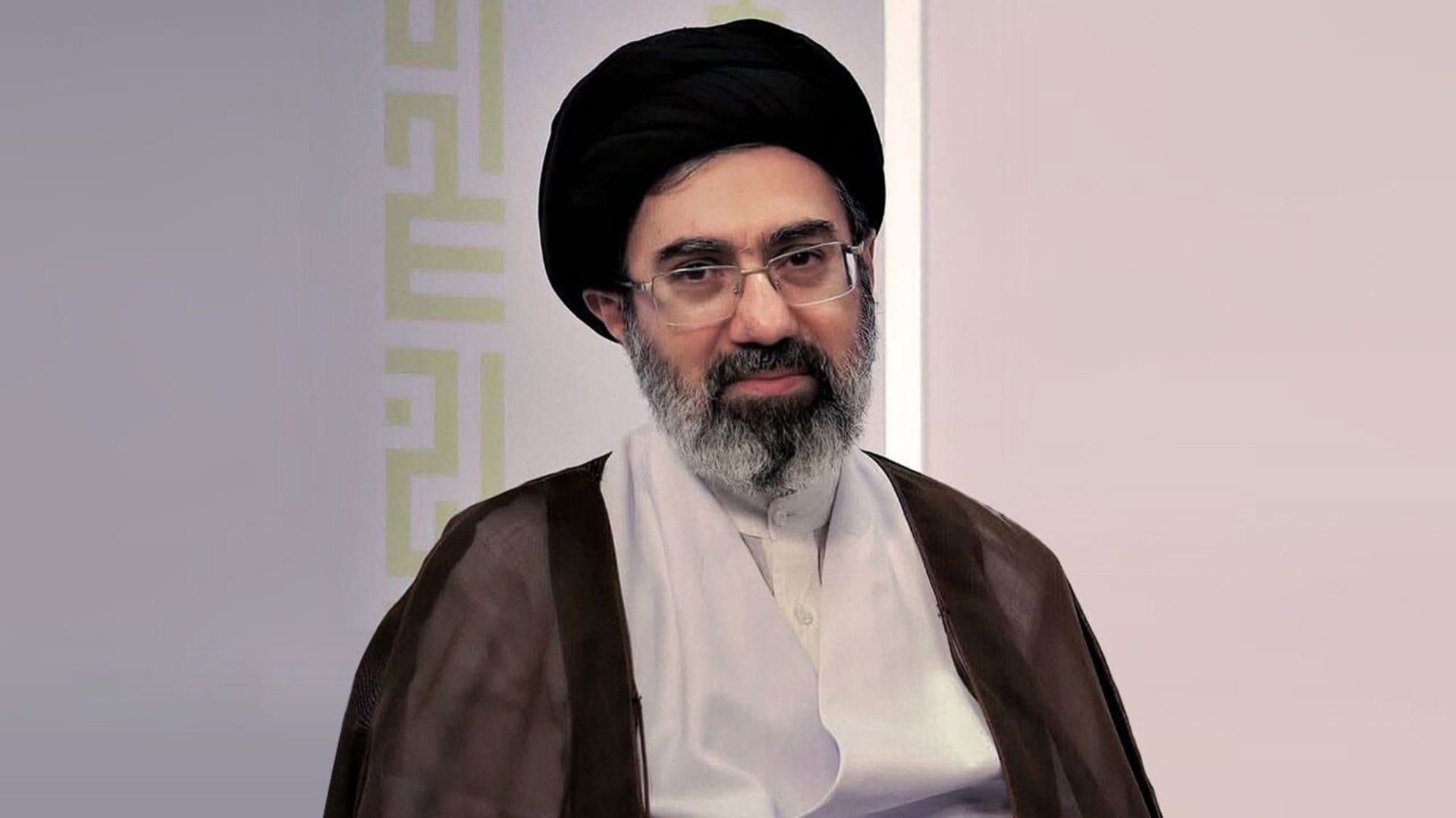 مجتبى خامنئي برسالة إلى طلاب: تجهزوا بالعلم وأسهموا بتعزيز قوة إيران واقتدارها