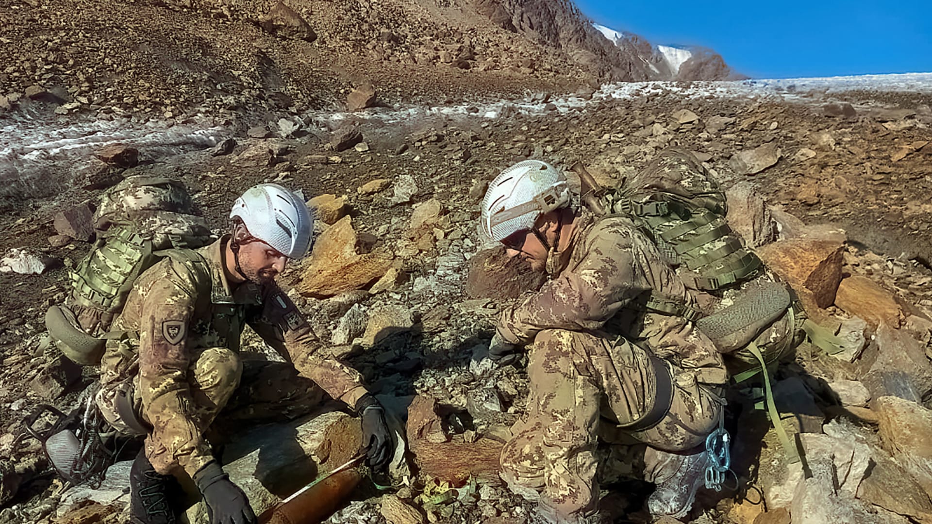 ذوبان الجليد بجبال الدولوميت الإيطالية يكشف ذخائر من الحرب العالمية الأولى