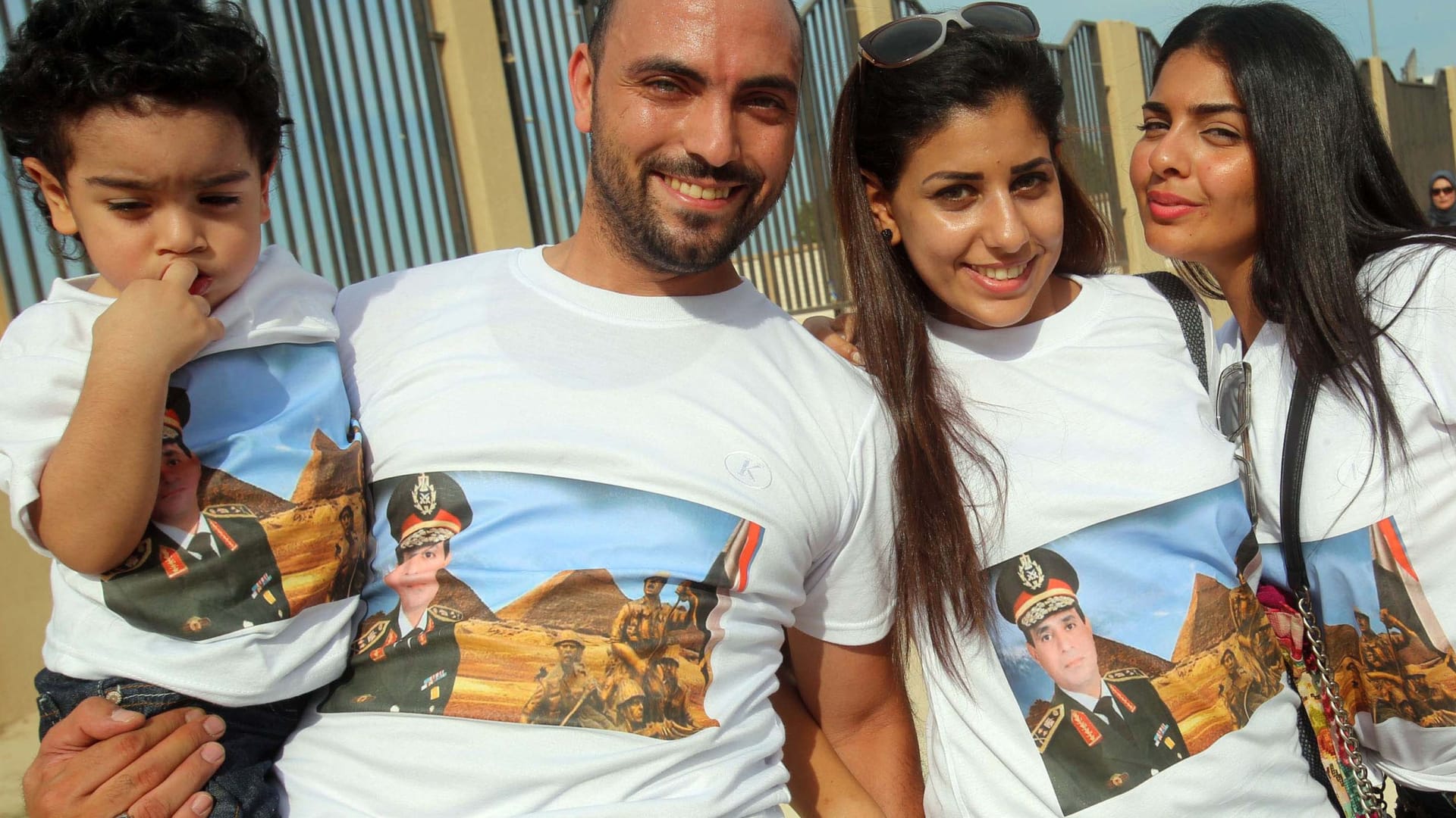 شباب مؤيدون للمشير السيسي يرتدون قمصانا تحمل صورته في الكويت.
