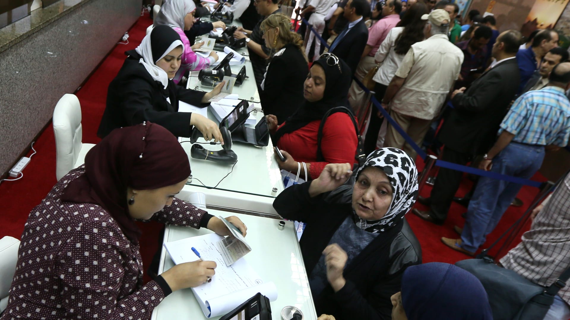 جانب من عمليات التصويت في الإمارات العربية المتحدة.