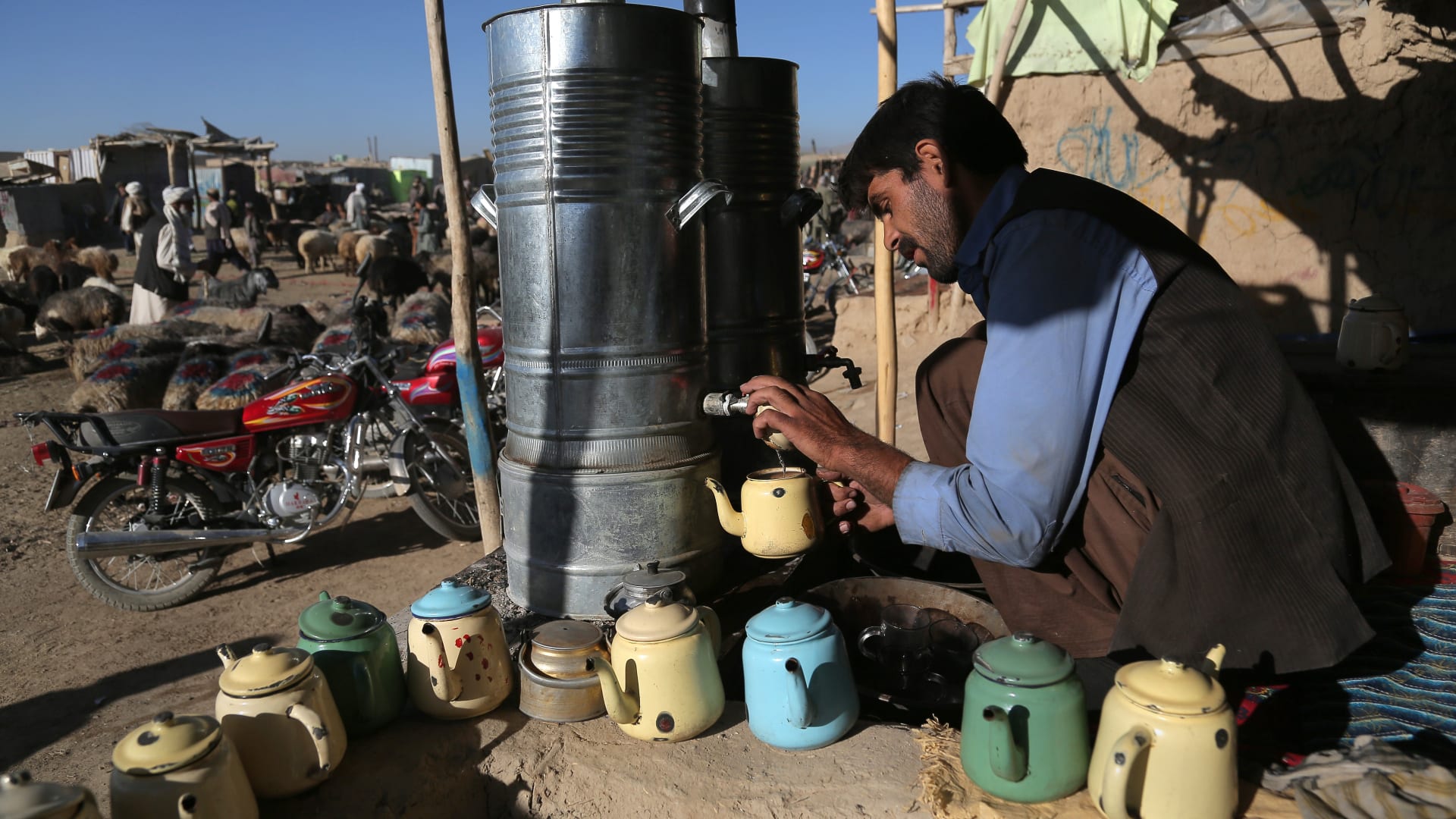 أفغاني يحضر الشاي لزوار سوق المواشي في كابول بأفغانستان