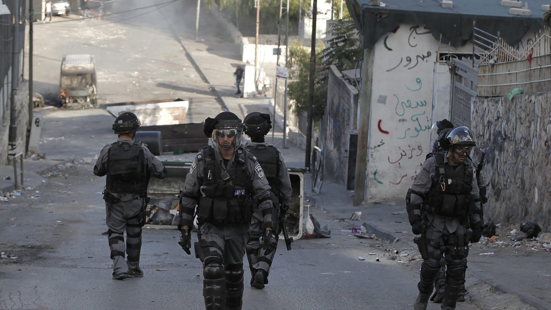 عدد من قوات الأمن الإسرائيلية ينتشرون في شارع بالقدس خلال مواجهات مع الفلسطينيين شرقي المدينة.