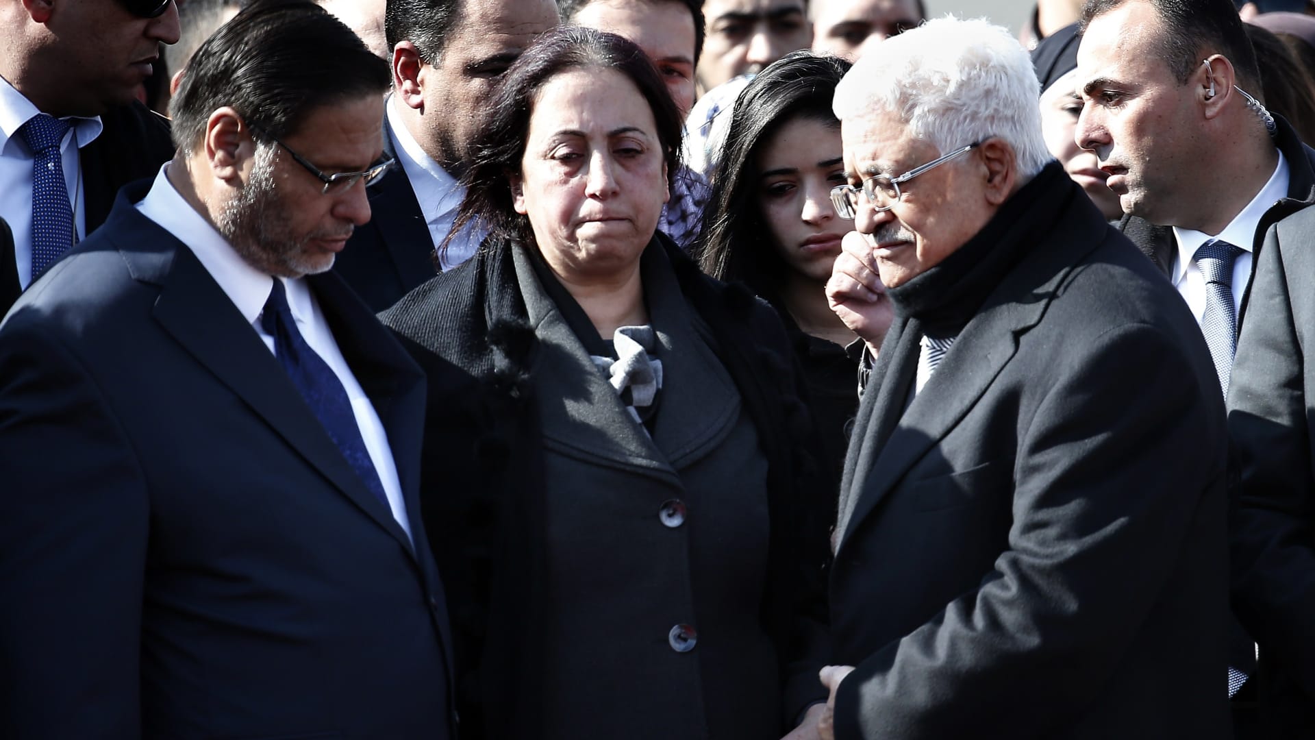 رئيس السلطة الفلسطينية محمود عباس يقدم واجب العزاء لزوجة زياد أبو عين وابنته وشقيقه.