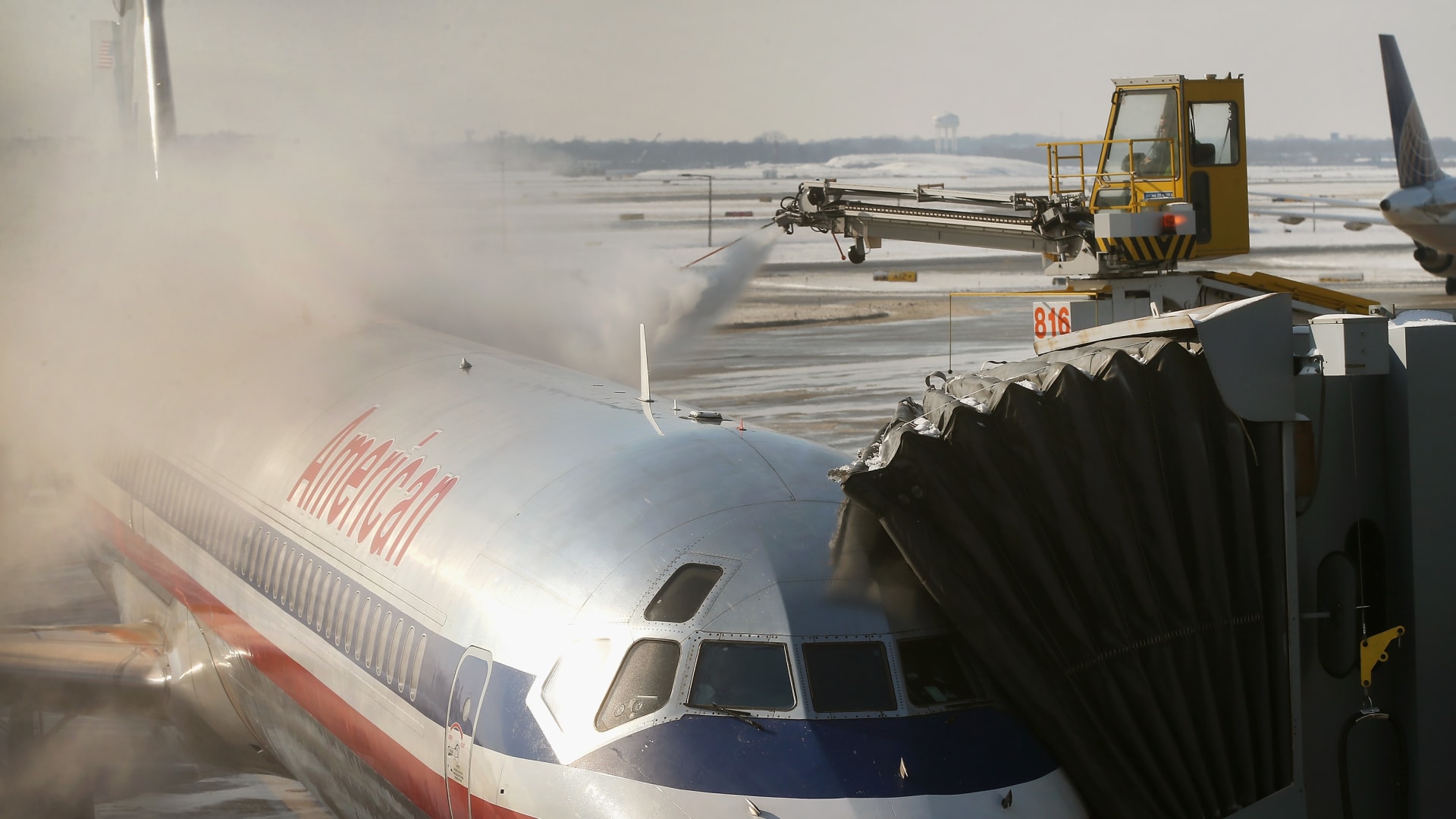 إزالة الجليد عن متن طائرة تابعة للخطوط الجوية الأمريكية