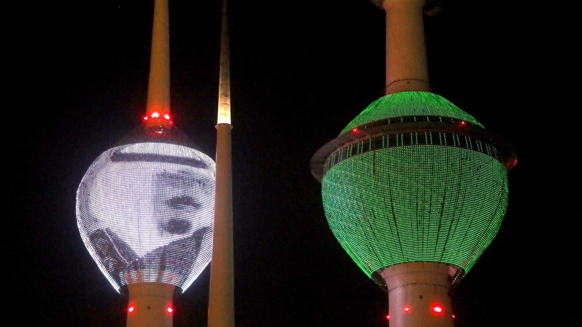 الكويت تنكس أعلامها وترفع علم السعودية وصورة الملك عبدالله على أبراجها