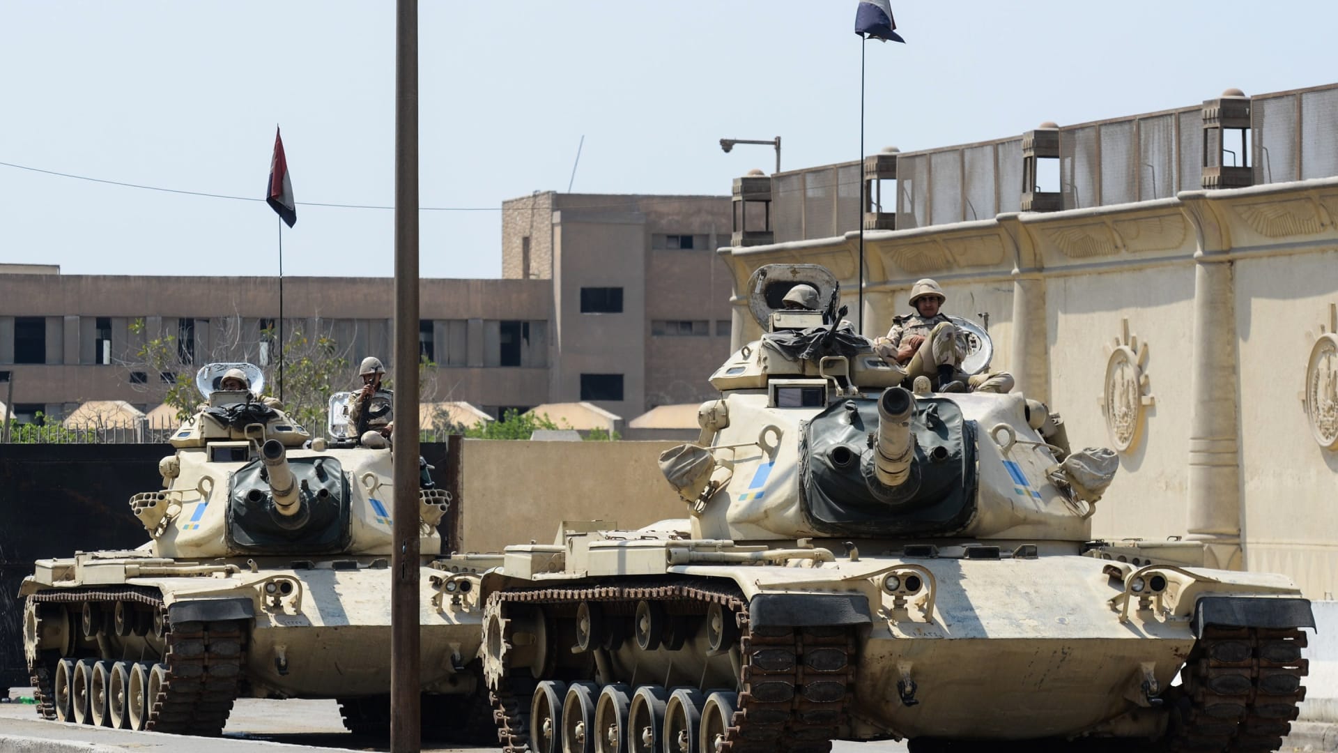 بالأرقام والصور:  4767 دبابة و1100 طائرة ونصف مليون جندي.. ماذا يمتلك الجيش المصري بمواجهة داعش؟