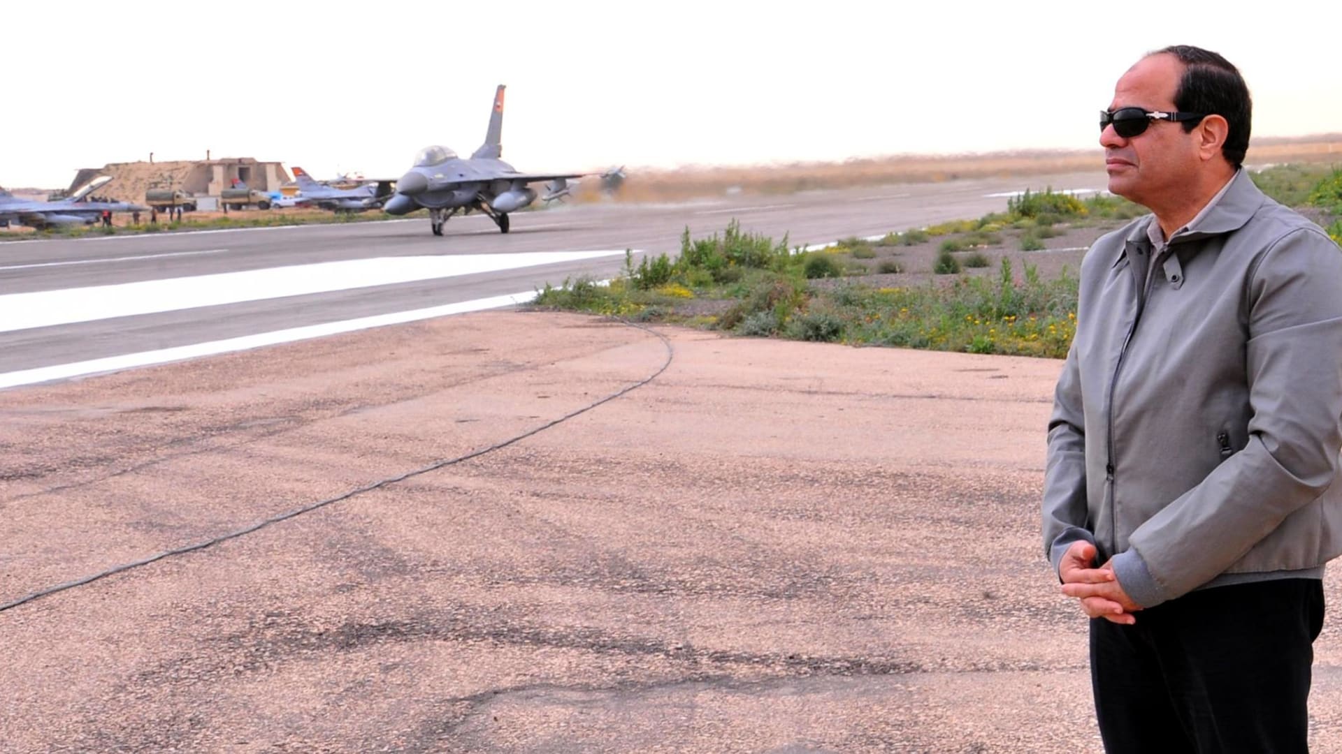 السيسي يزور طياري "الضربة الجوية" ضد داعش ويتفقد المناطق الحدودية مع ليبيا