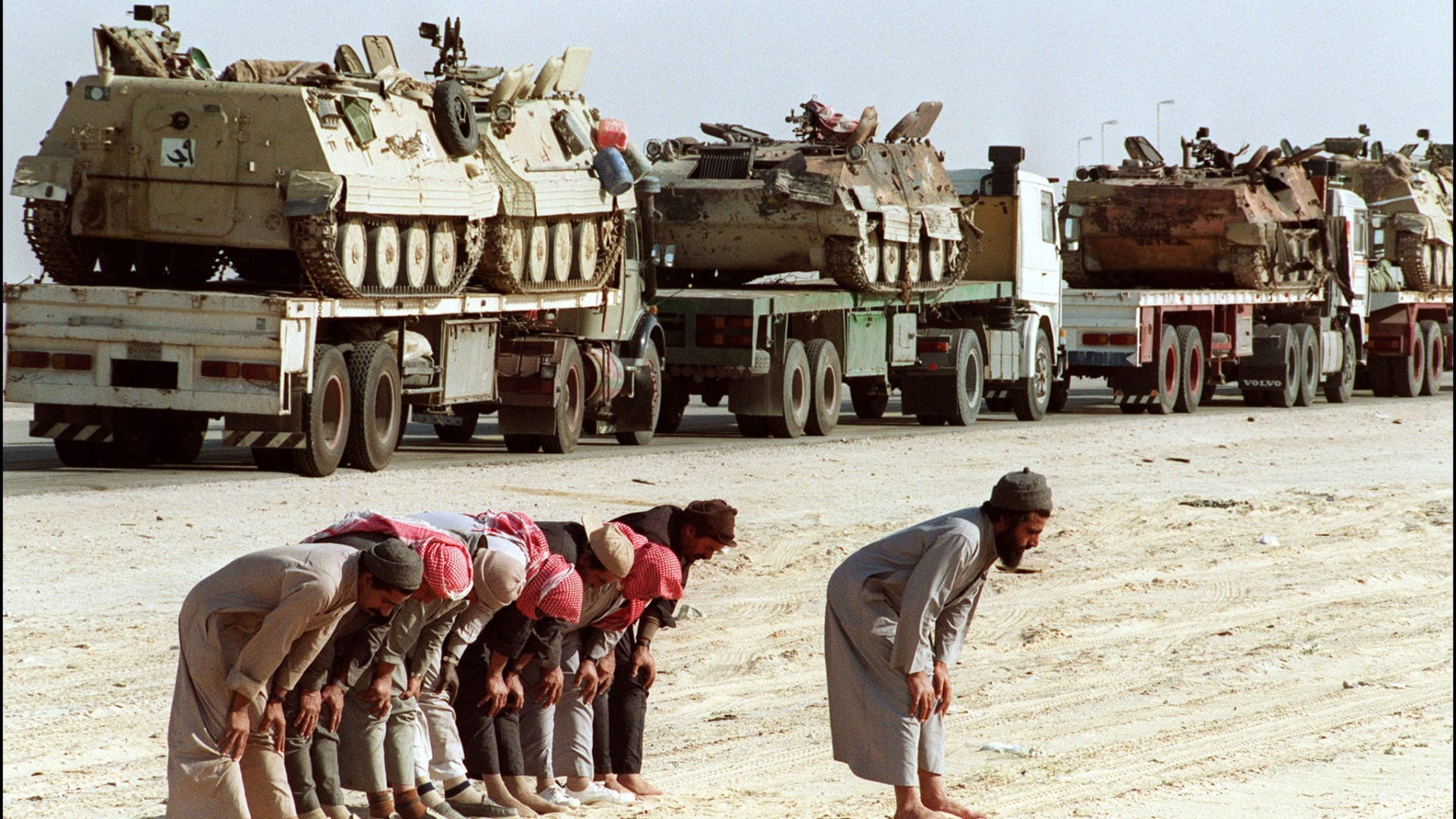 سائقون يؤدون الصلاة خلال نقلهم ناقلات جنود سعودية إلى بلدة الخفجي 9 فبراير/ 1991 