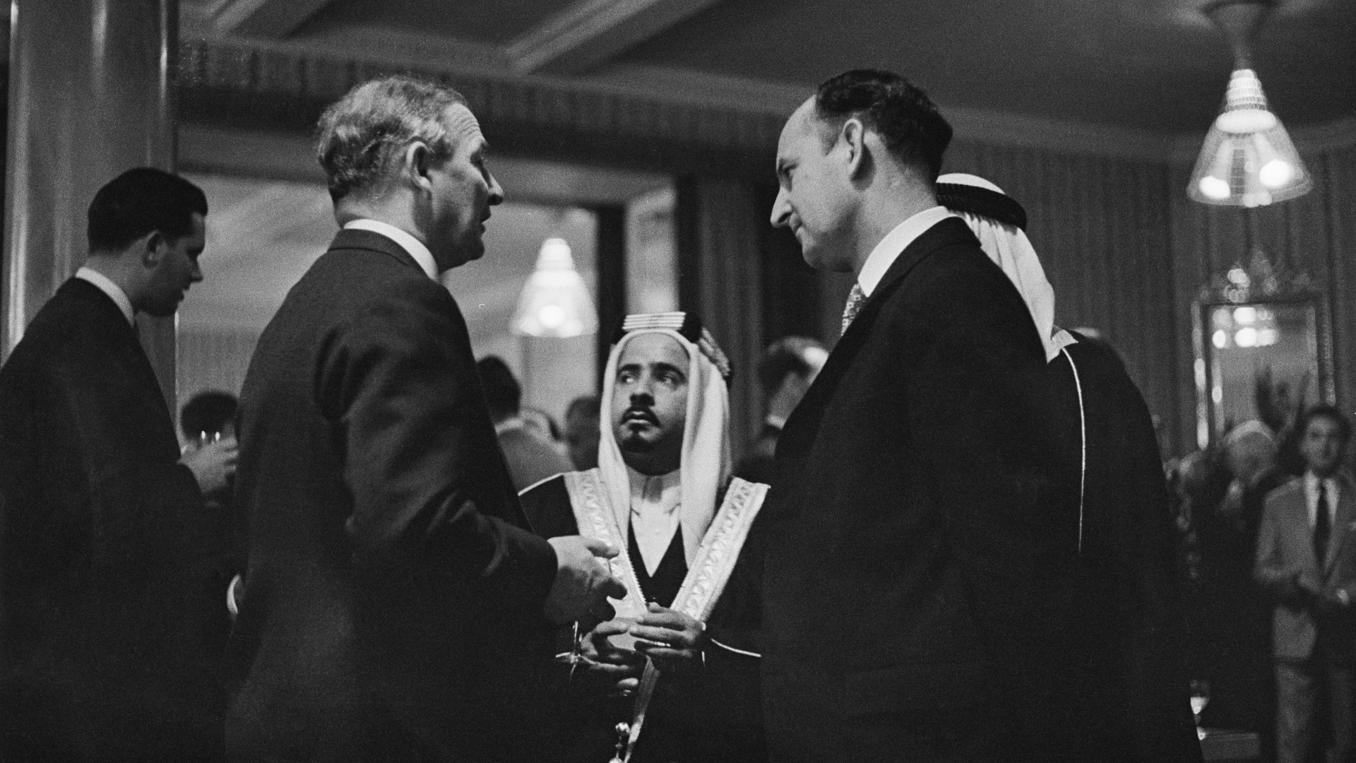 الشيخ عيسى بن سلمان آل خليفه، أمير البحرين، (وسط) خلال زيارة للندن 1958 