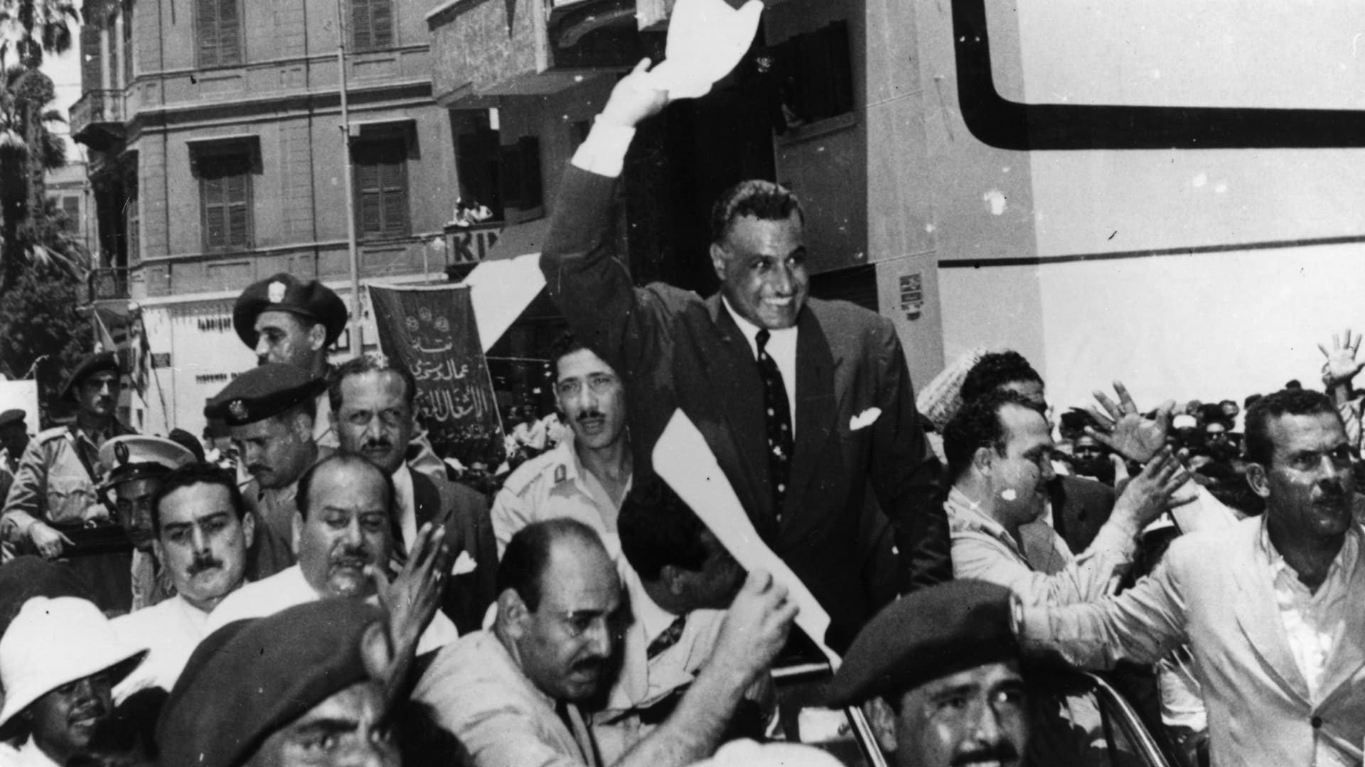 الرئيس المصري جمال عبدالناصر بعد عودته إلى القاهرة من الاسكندرية إثر إعلان تأميم قناة السويس 1956 