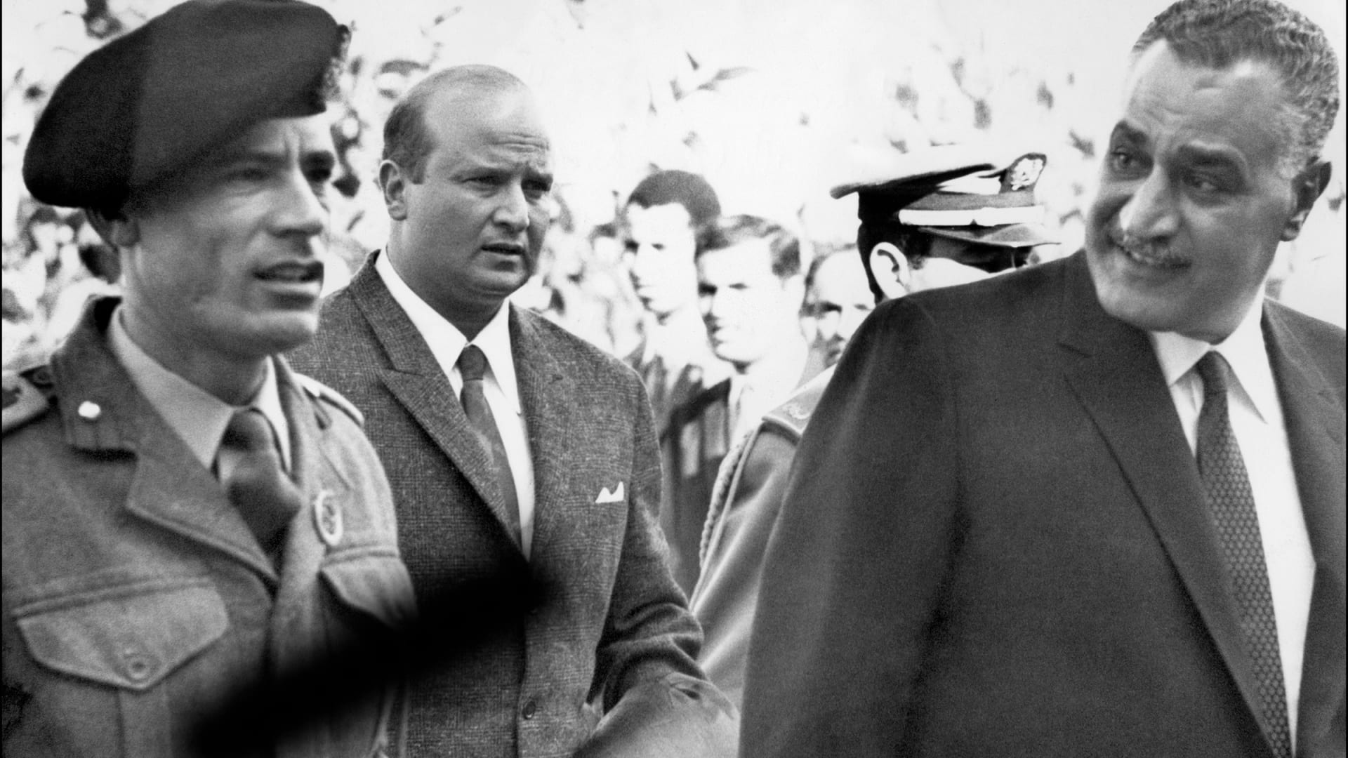 الزعيم الليبي معمر القذافي باللباس العسكري مع الرئيس المصري جمال عبدالناصر في الرباط 1963