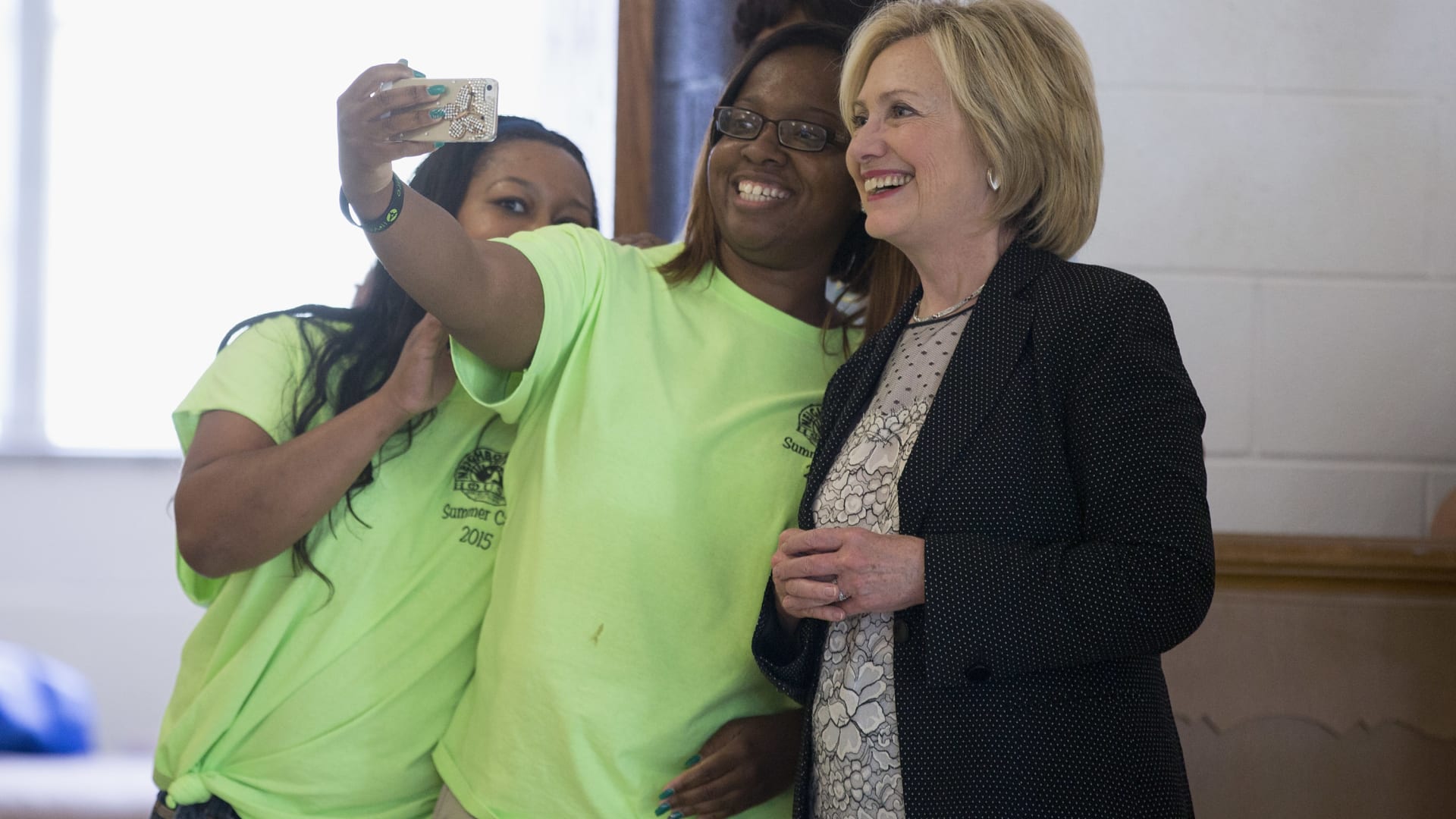 هيلاري كلينتون تلتقط صورة مع شابتين خلال جولتها الانتخابية الأخيرة في ولاية ميزوري الأمريكية.